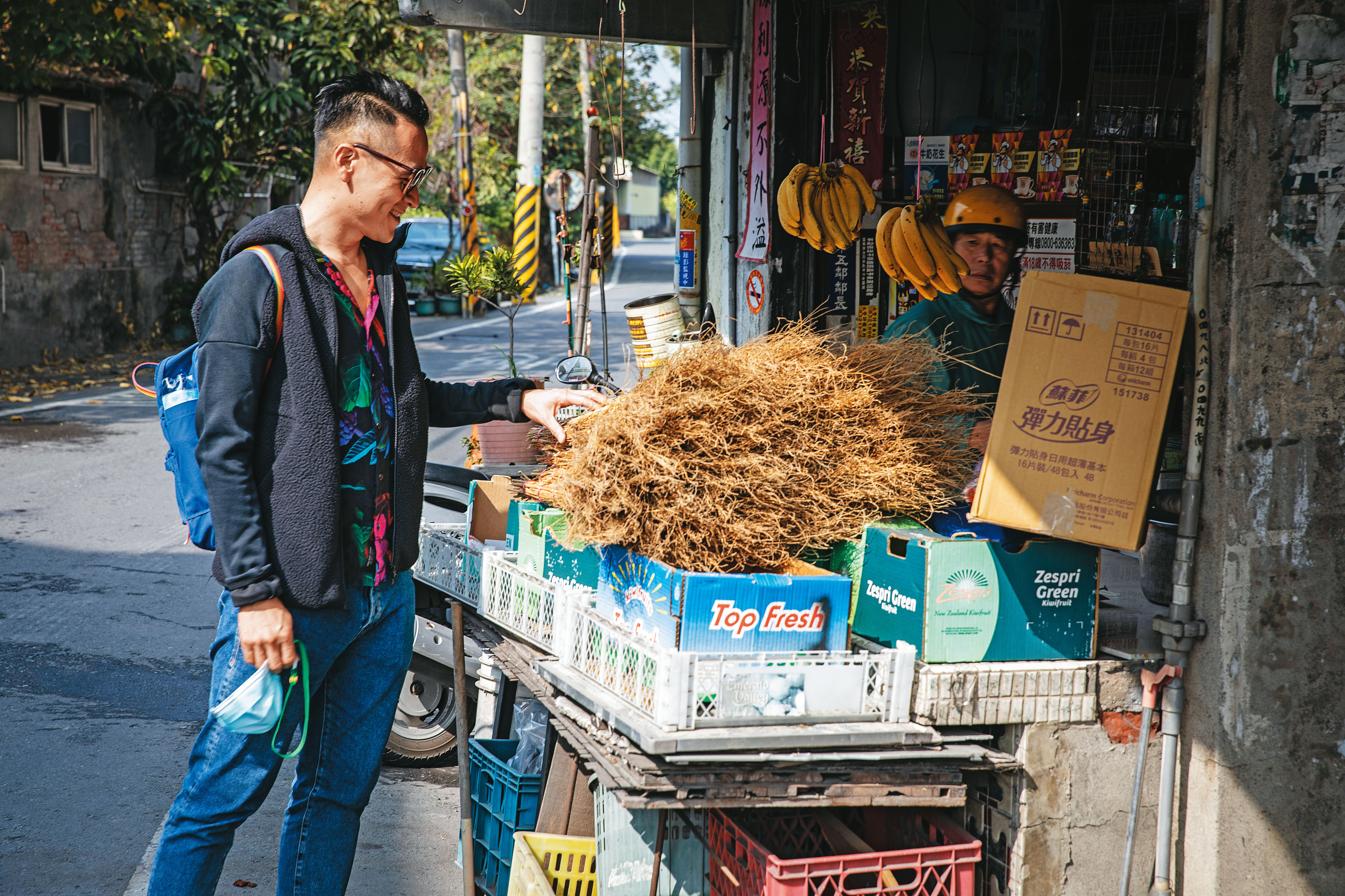 每次回台灣,陳思宏習慣從車站散步回家。鄉間路上少有年輕人,常引人側目。