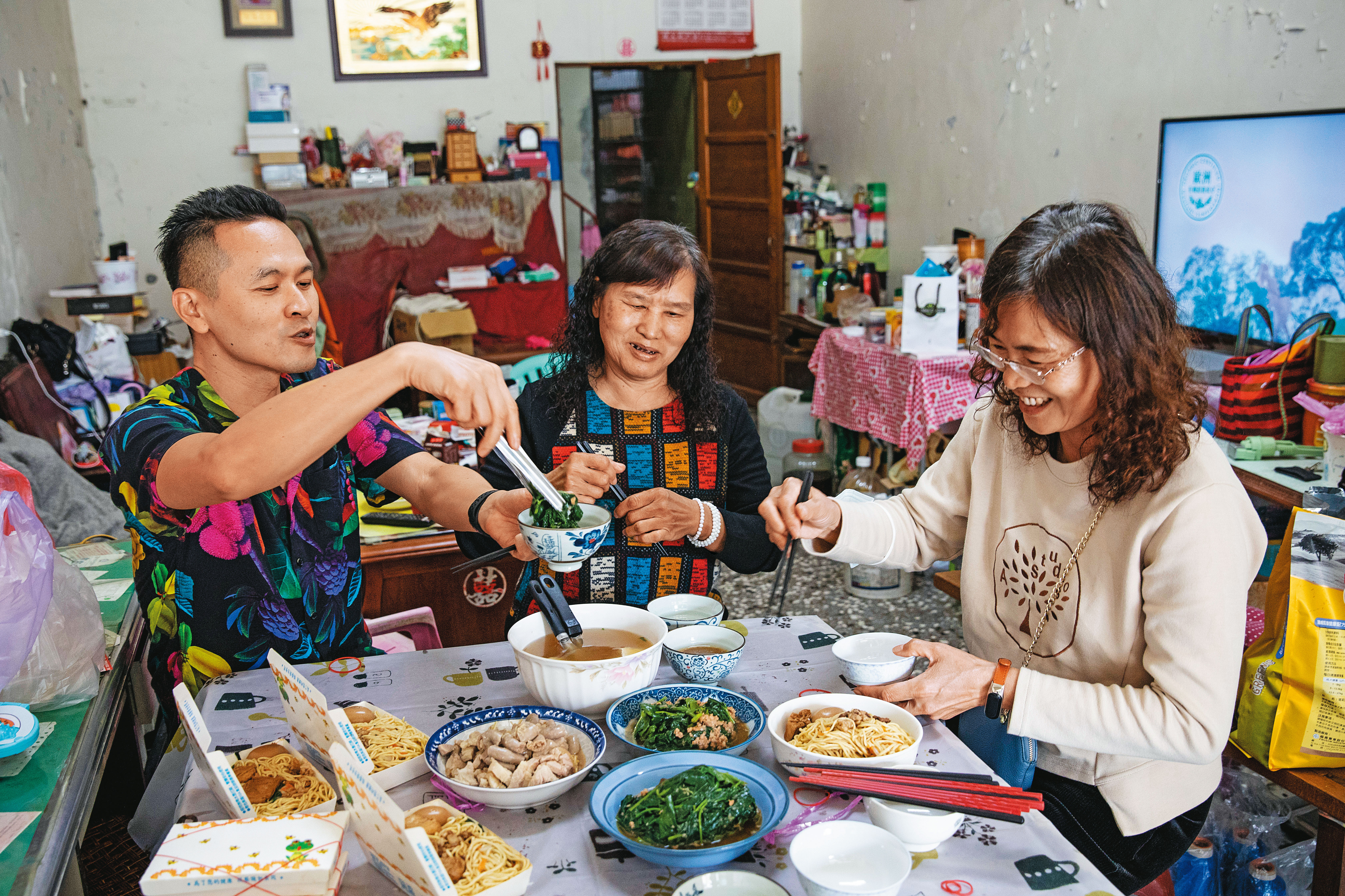 陳思宏和大姊（中）、二姊（右）在餐桌上互虧的場景，就像電影《孤味》中姊妹鬥嘴。