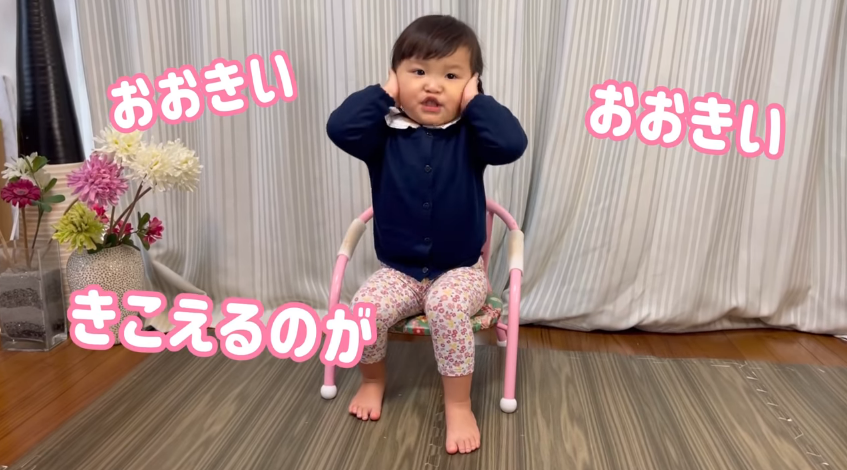 乃乃佳第一次錄音，對耳機不太習慣，直呼「有點不舒服」。（翻攝自YouTube畫面）