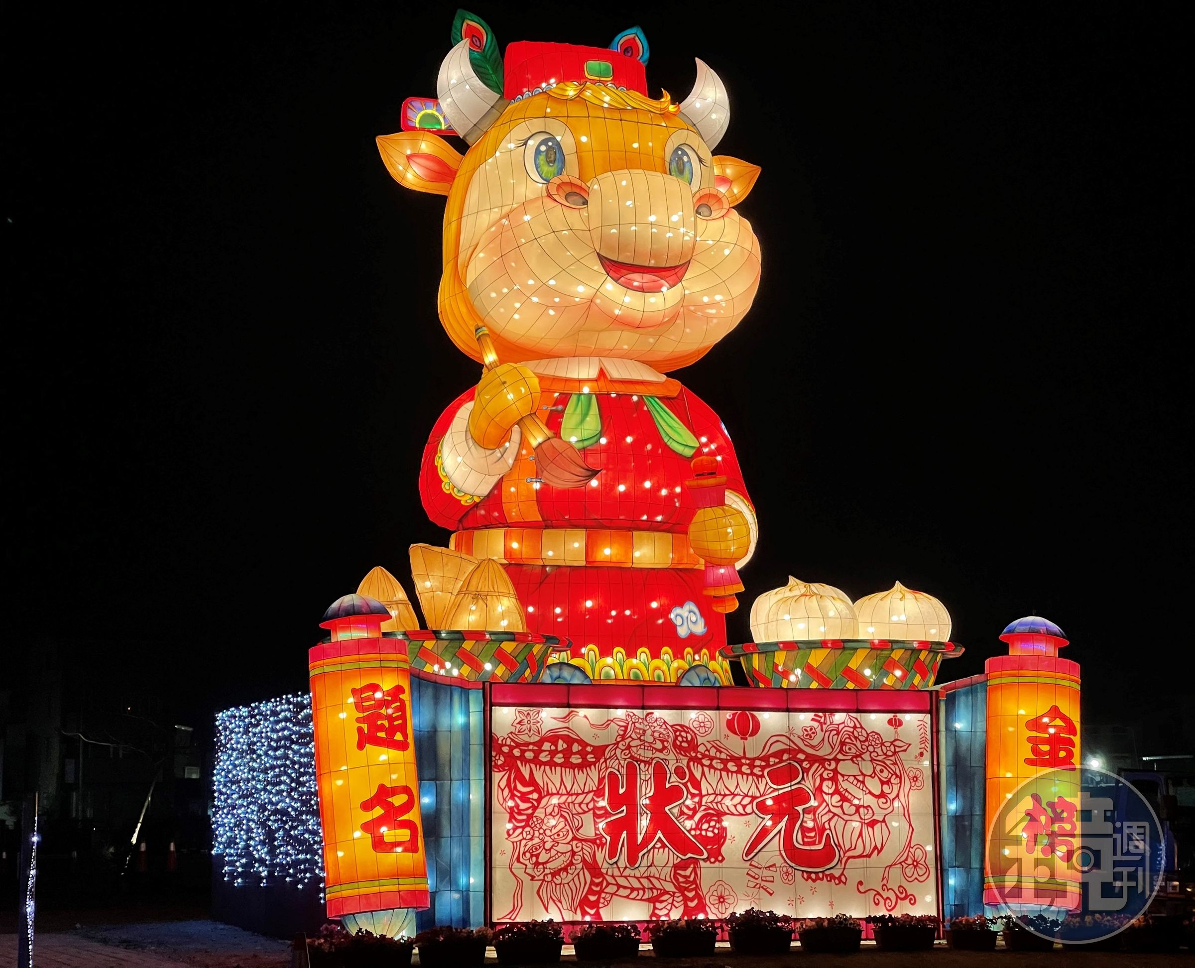台灣燈會的副燈「犢站金榜」，以狀元形象為考生們送上。（雲嘉南風管處提供）