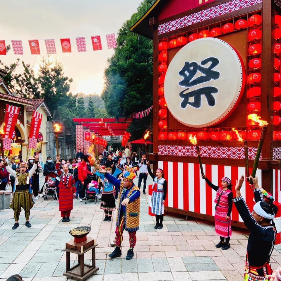 九族文化村櫻花開啦,民眾可以享受遊樂設施的樂趣,也可以賞櫻。(翻攝自九族文化村臉書)