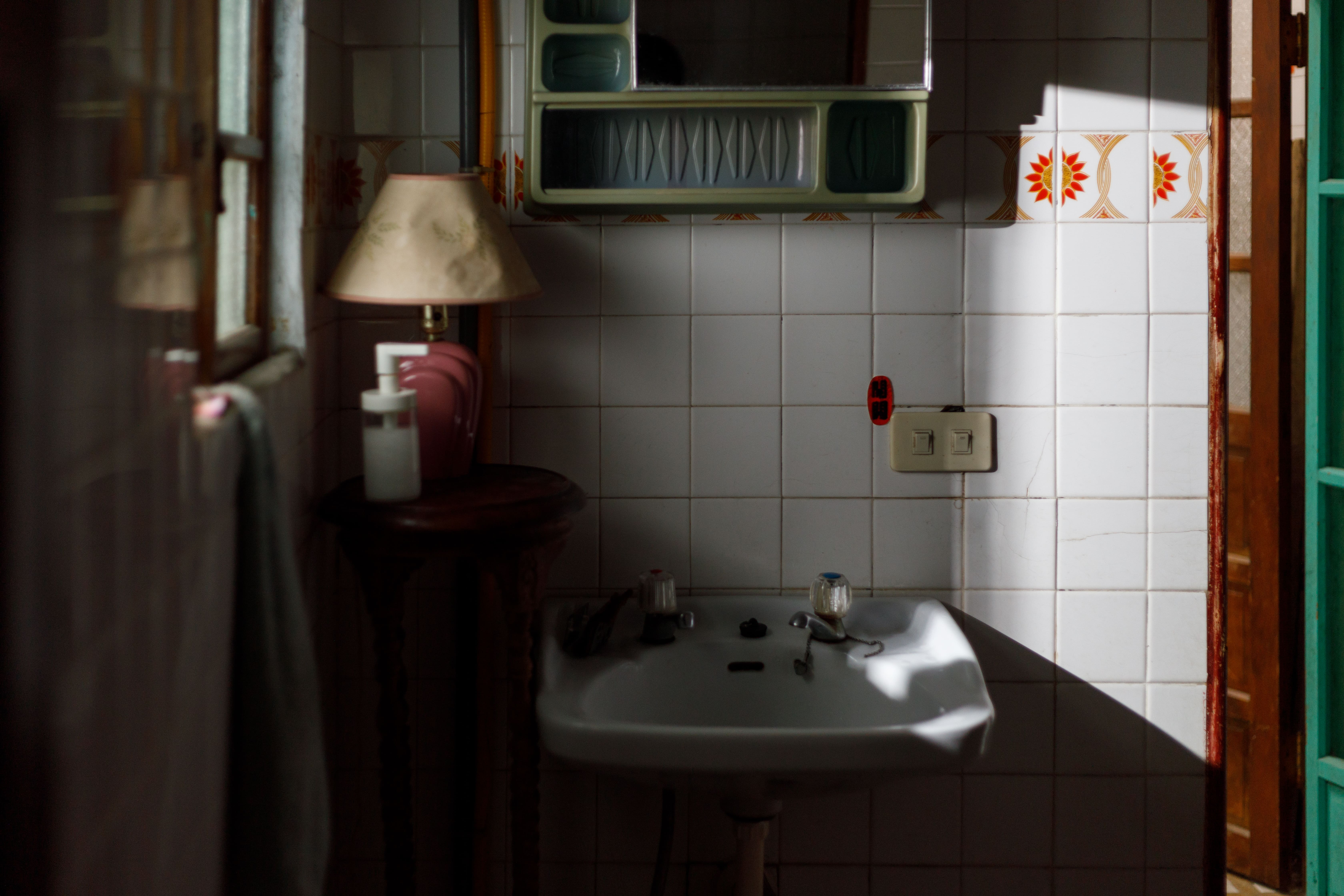 刻意從窗外打了硬光進來，營造光影錯落的樣子。