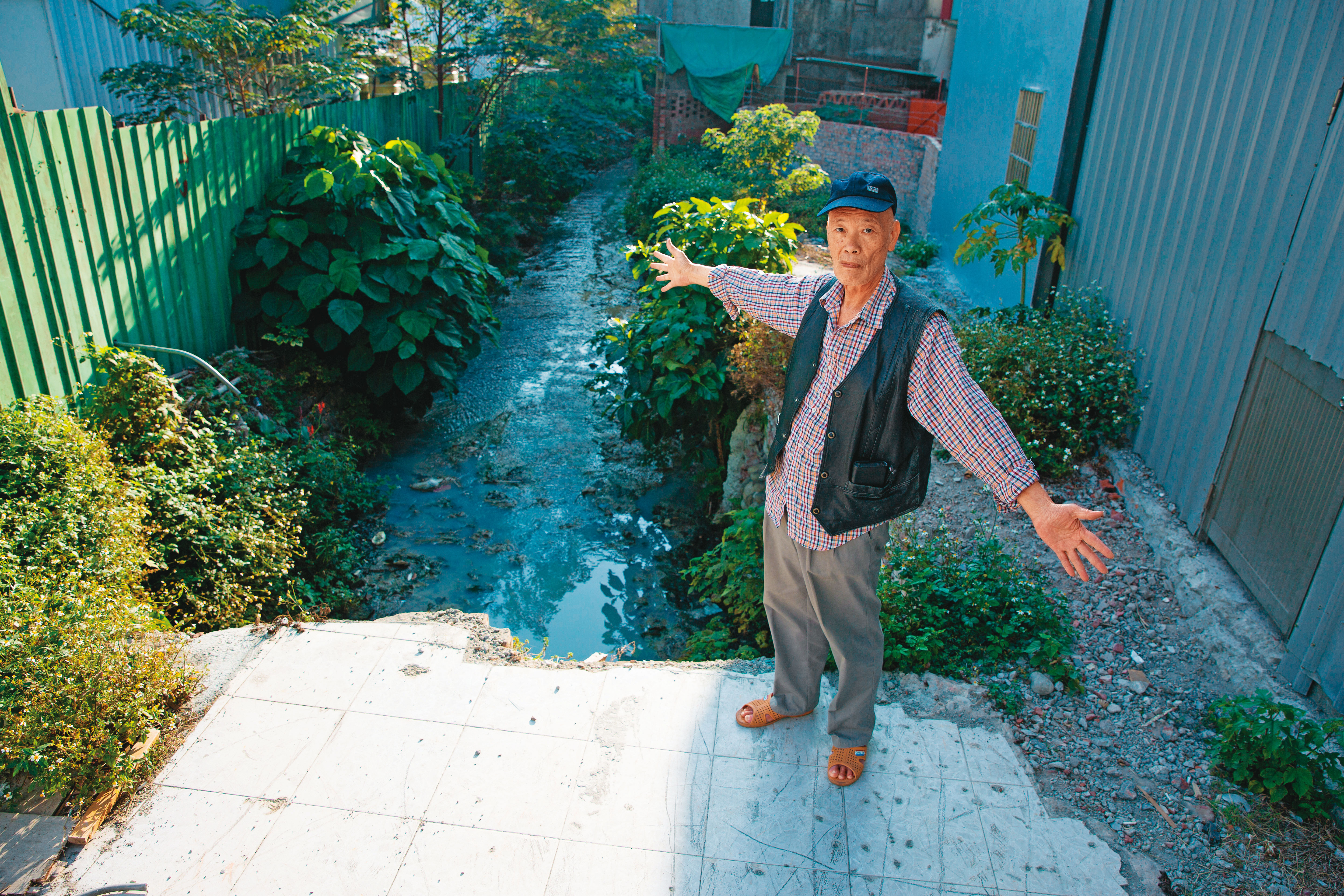 張家的透天厝（黃框處）被控侵占水利會的溝渠及旁邊的台糖土地。