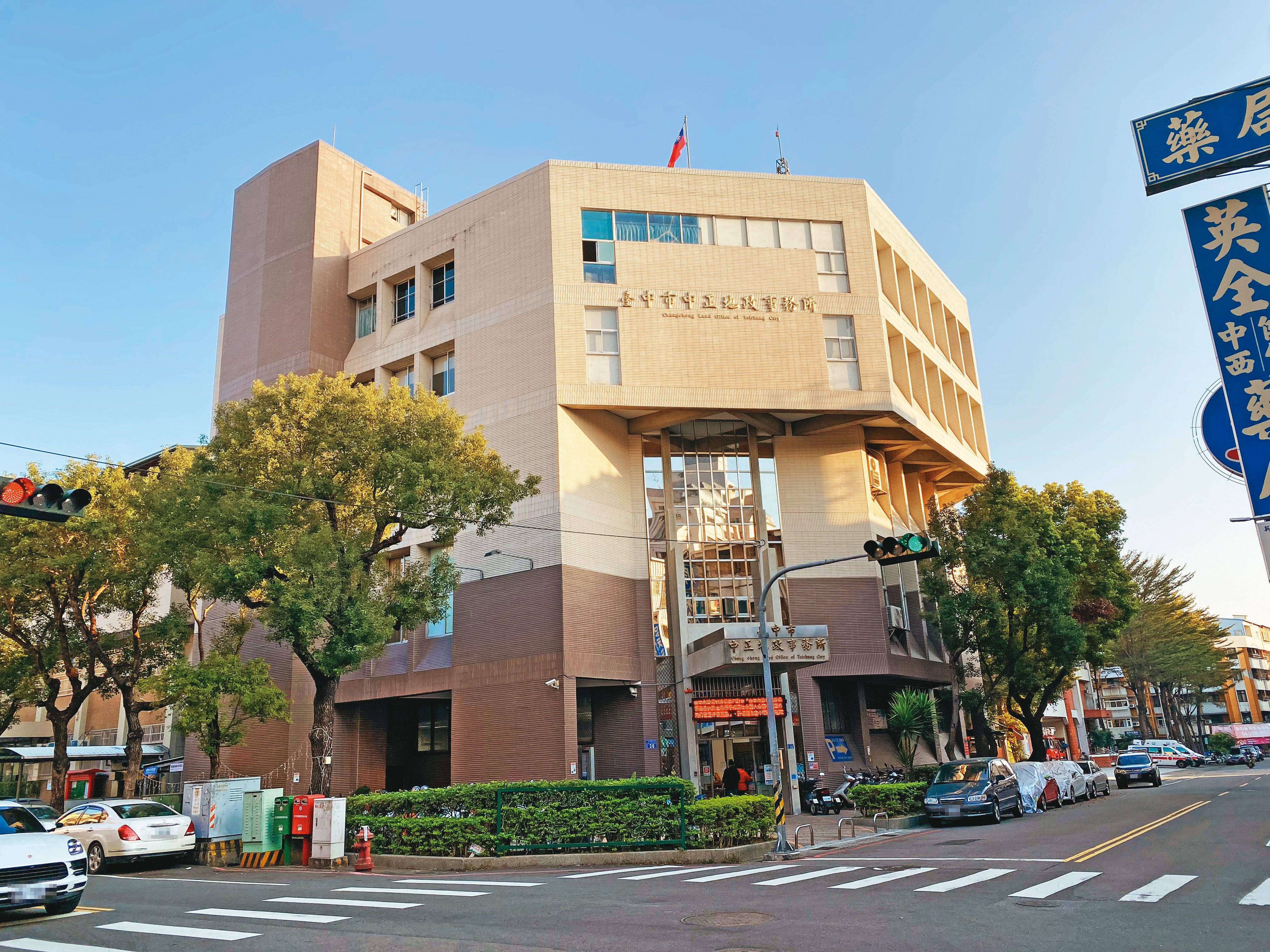 地政事務所（圖）官員不甩法官重測的要求，堅持44年前的測量無誤。