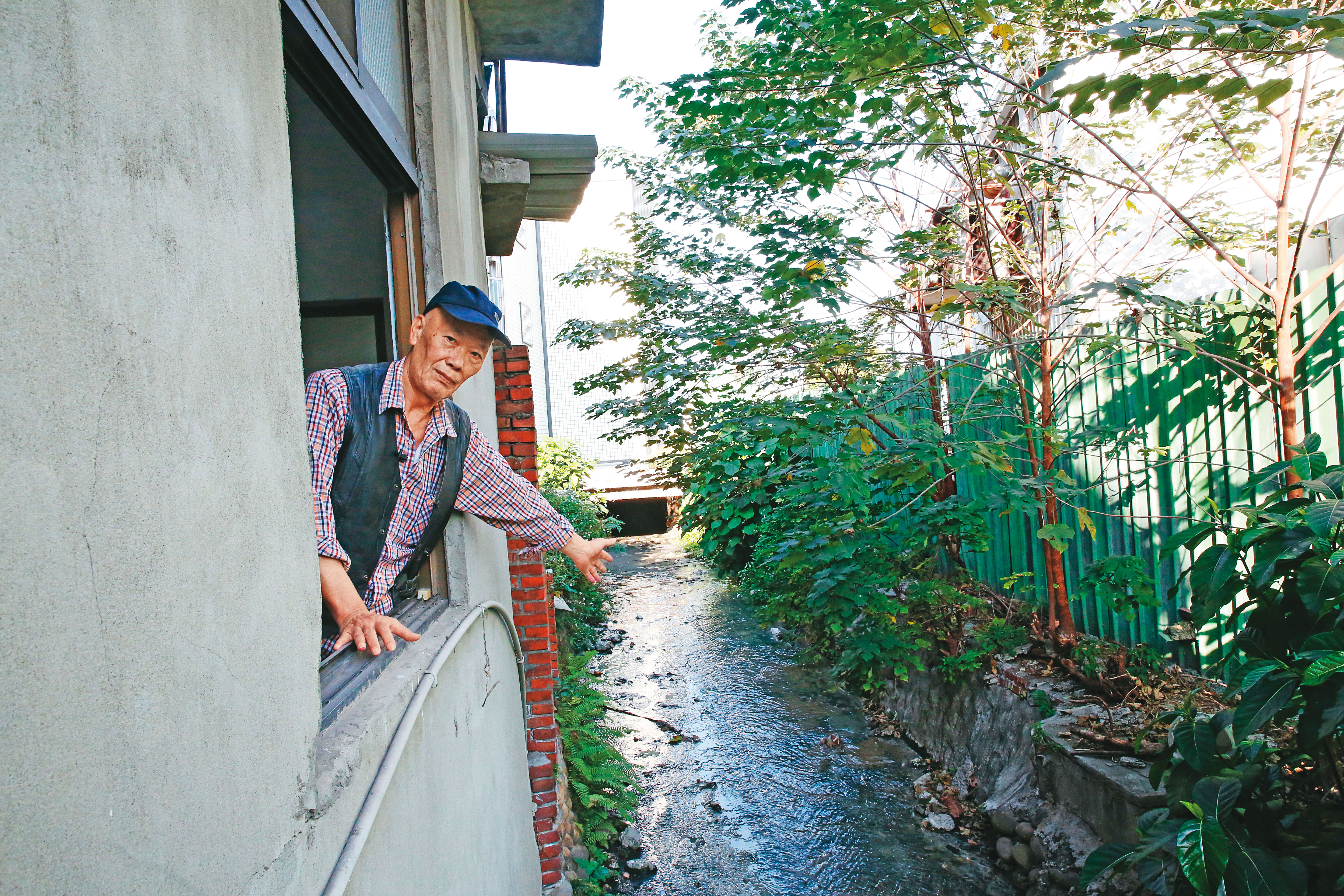 張雲凱指出，屋旁的溝渠44年前測量時，在地圖上往外擴張了8公尺。