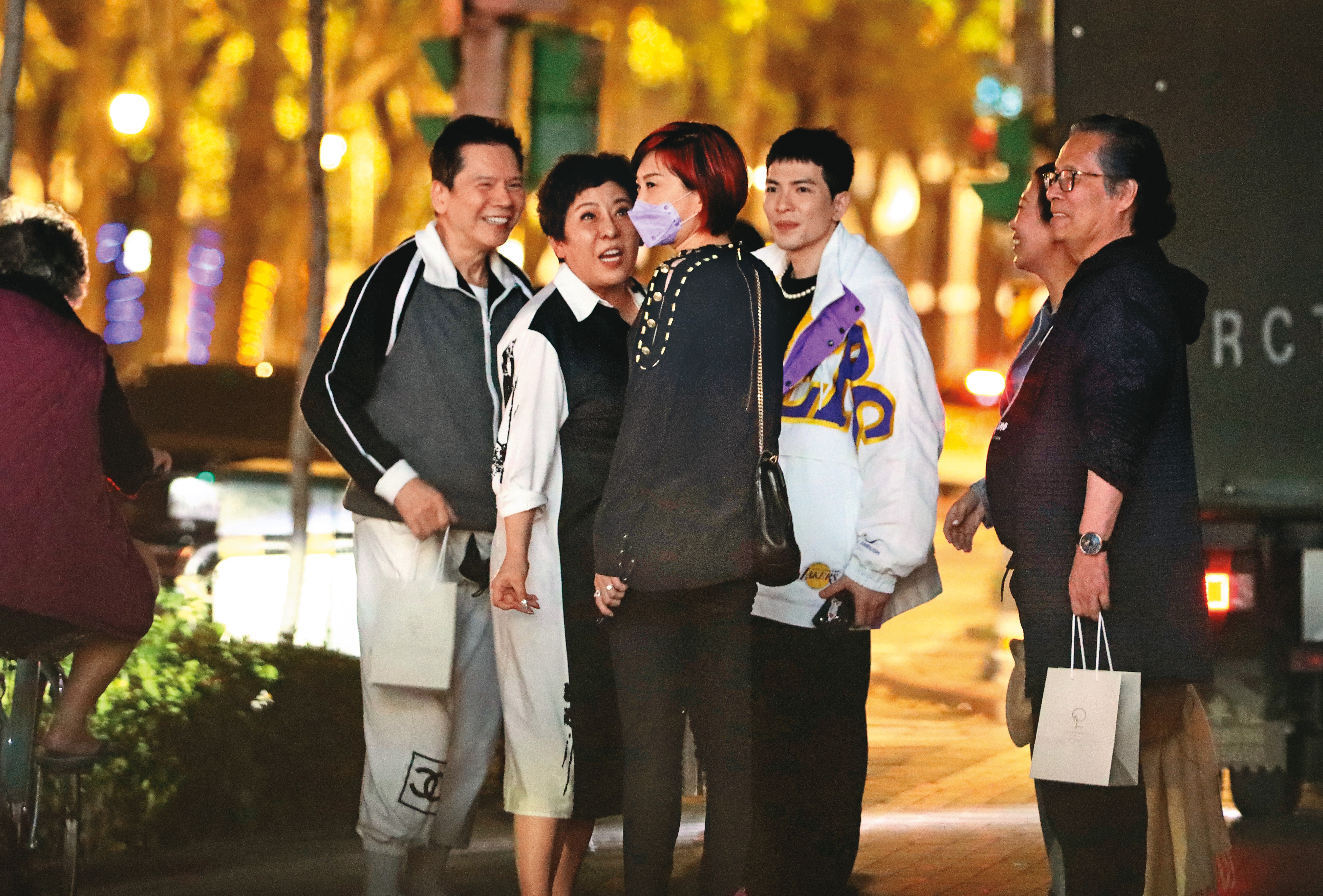 2月23日23：01，蕭敬騰宴請向華強夫婦吃米其林一星餐廳「Impromptu by Paul Lee」，一行人在門口寒暄道別。