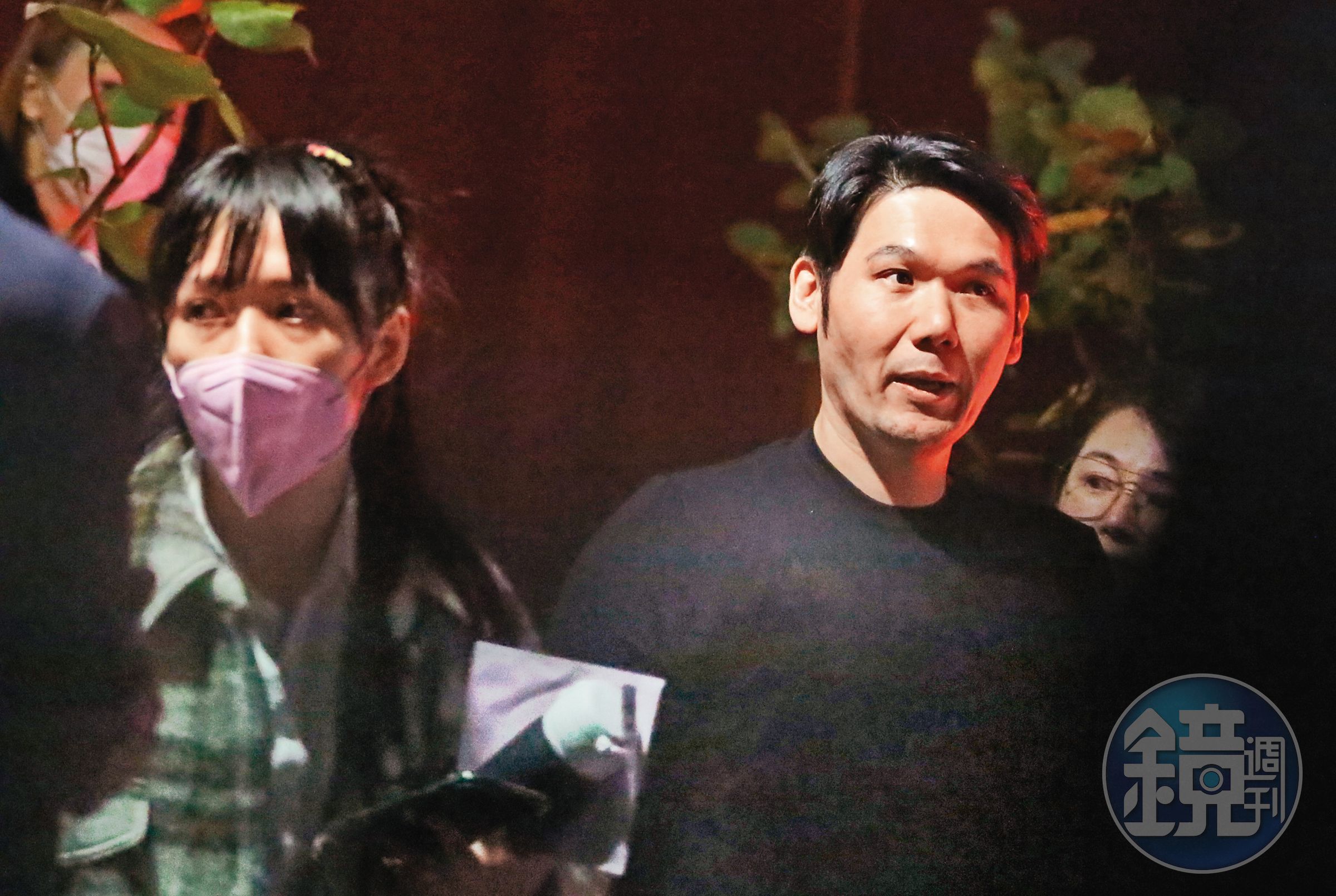 22：32，和向華強、向太住同處豪宅的薛博仁（中）、陳怡蓉（右）夫婦也是座上賓。