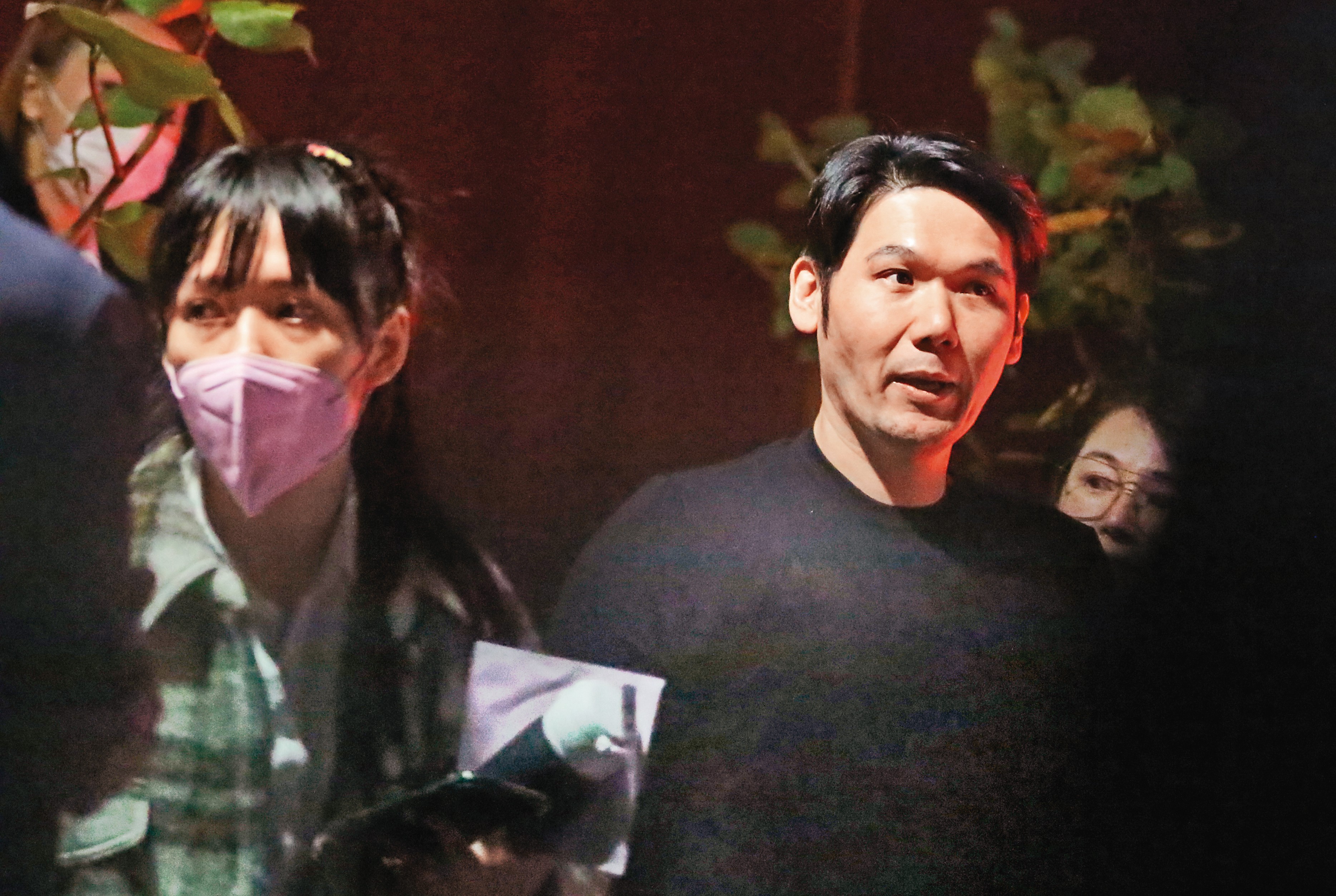 22：32，和向華強、向太住同處豪宅的薛博仁（中）、陳怡蓉（右）夫婦也是座上賓。
