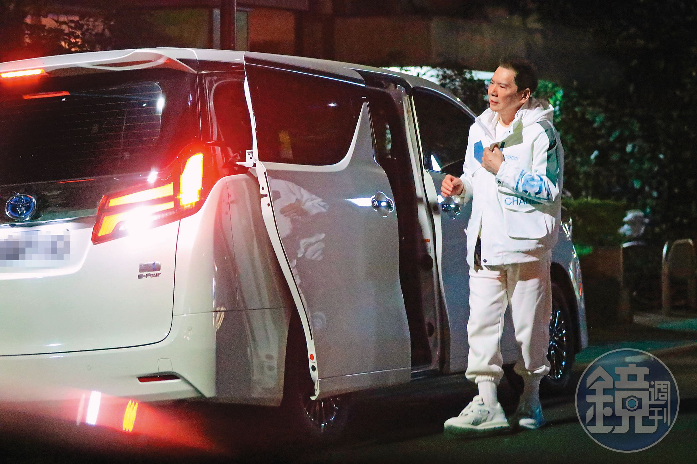 23：00，當天請客包場的向華強上了座車離開。