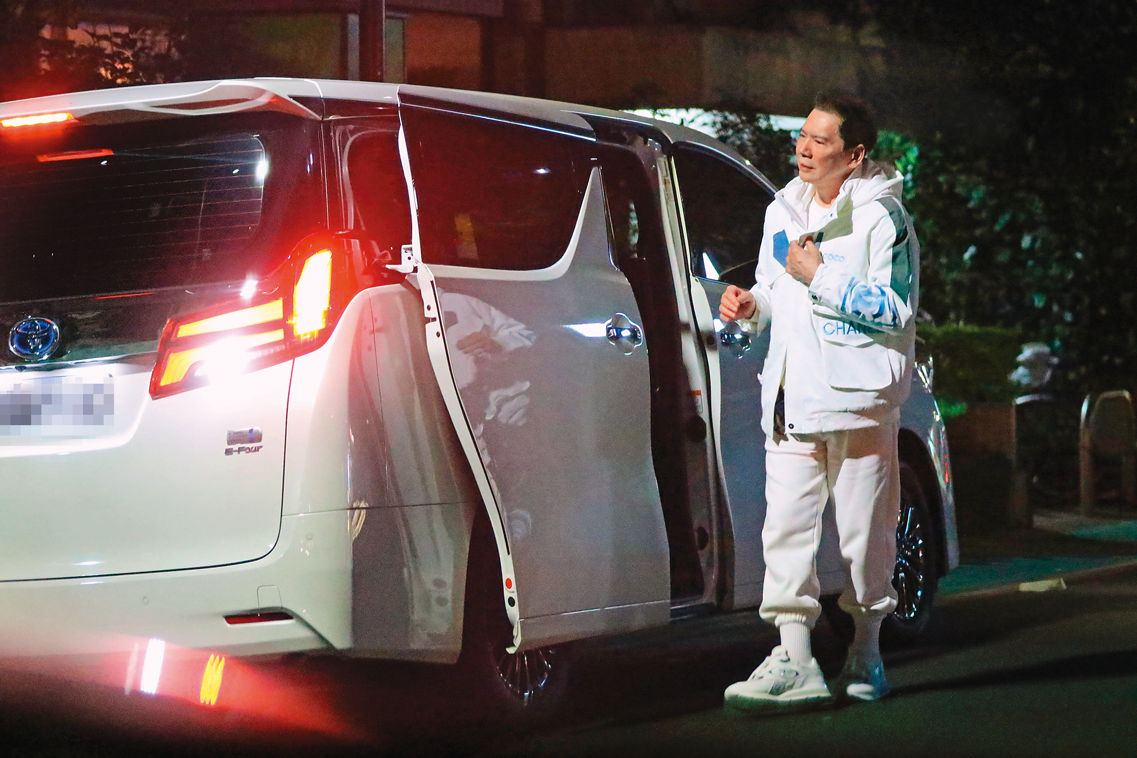 23：00，當天請客包場的向華強上了座車離開。