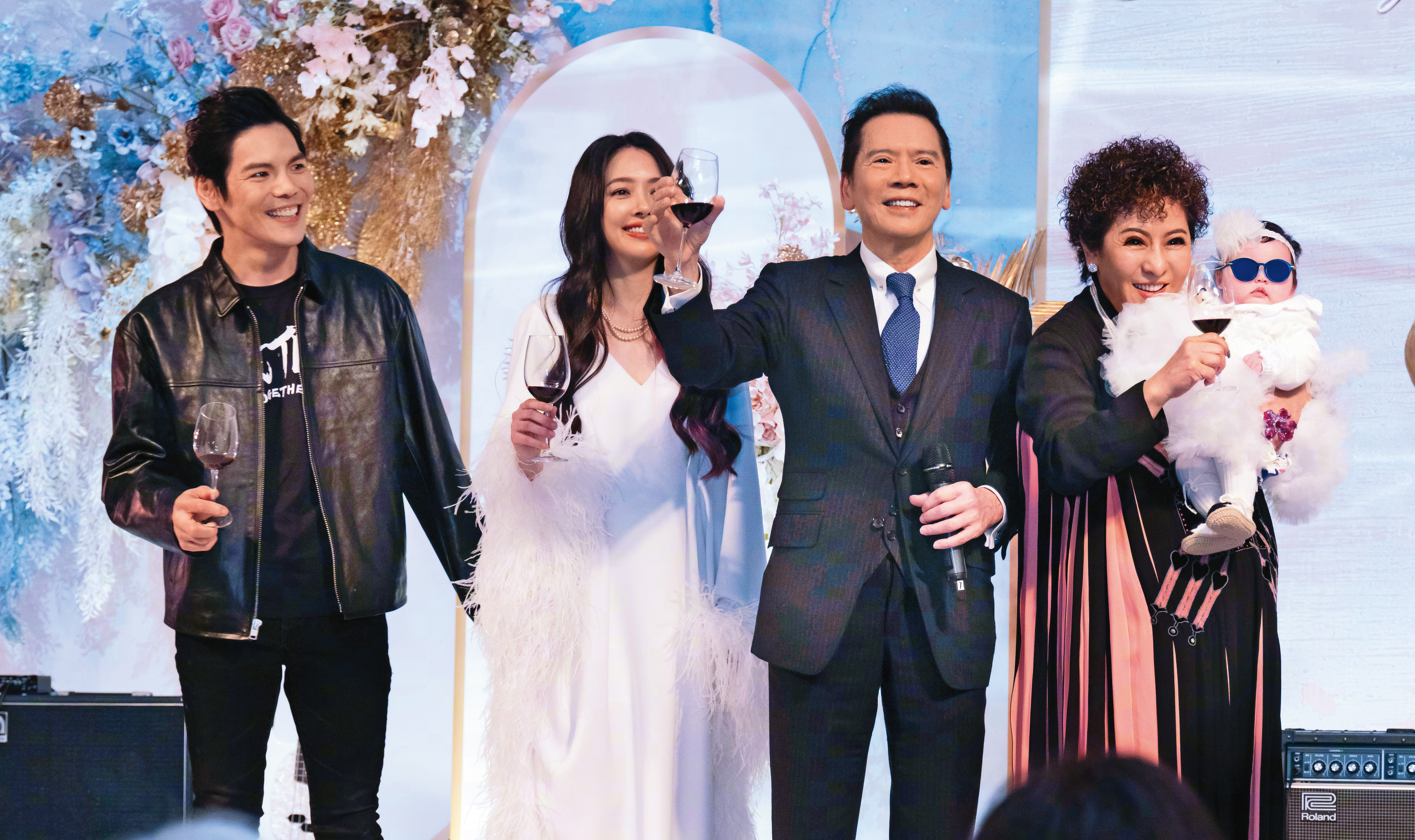今年1月9日,郭碧婷女兒百日宴,向家全家在台上感謝來賓。(翻攝自向太Tiffany陳嵐微博)