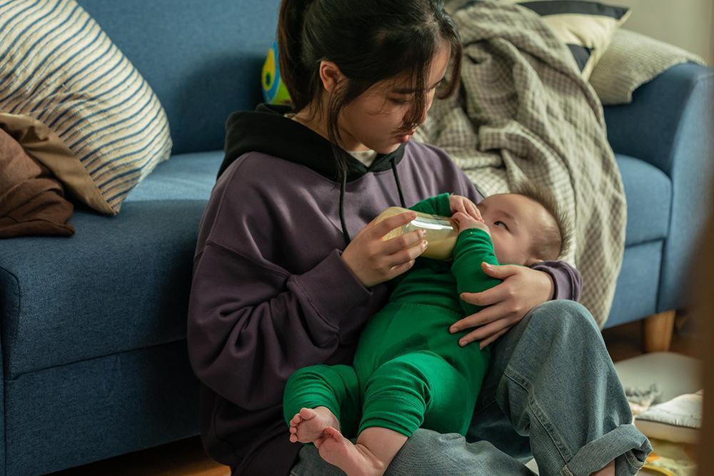 金香起在《孩子別哭》詮釋育幼院出身的少女,意外成為單親媽媽孩子的保母。(車庫娛樂提供)