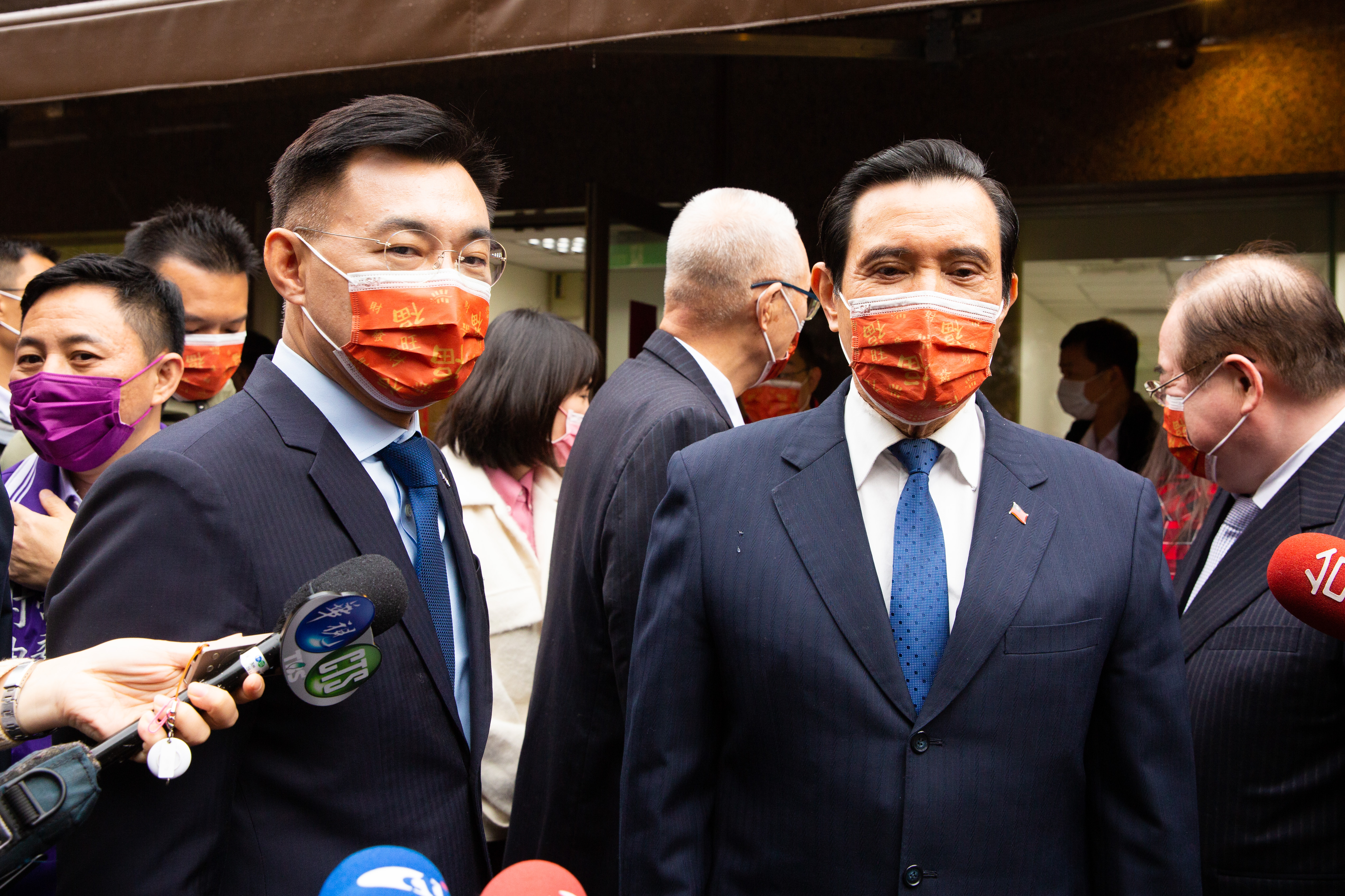 國民黨主席江啟臣（左）力挺前總統馬英九（右）為二二八紀念活動致詞。