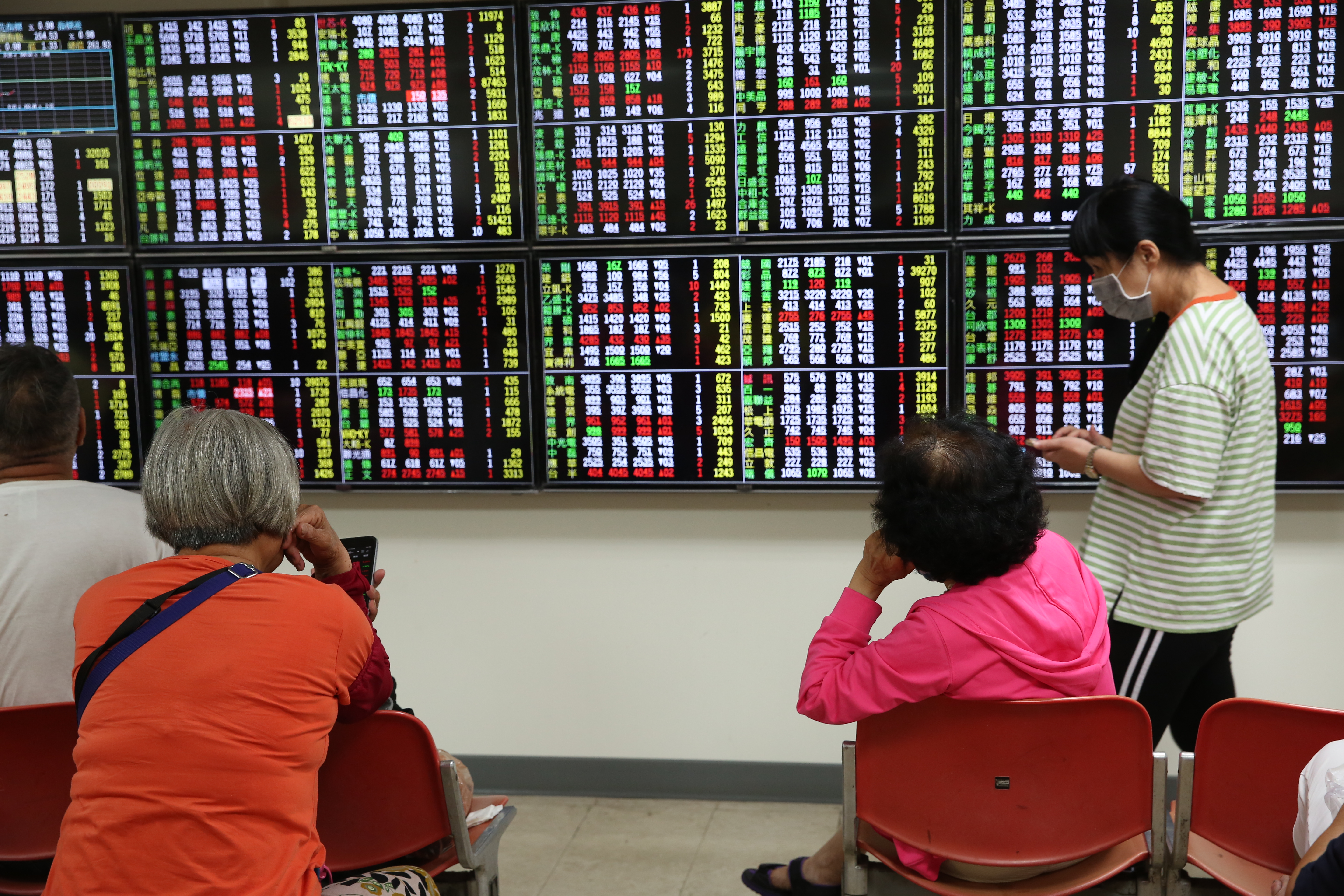 受到美債殖利率急升衝擊，台股開盤重挫逾300點，護國神山台積電跌幅逾3%。