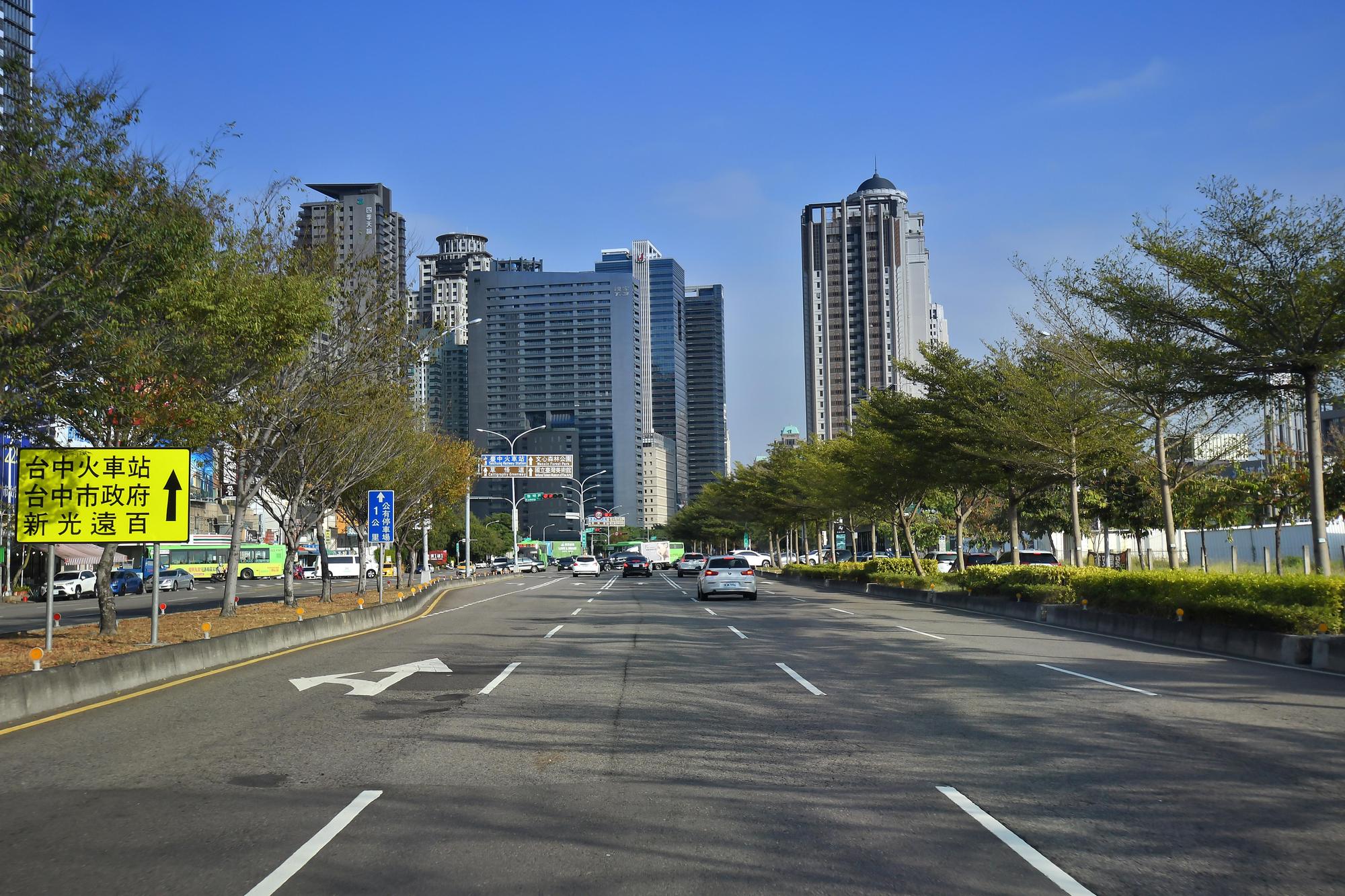 一出門，擁有60米寬敞的市政路燙金門牌，是「市政1號院」的最大看點之一。