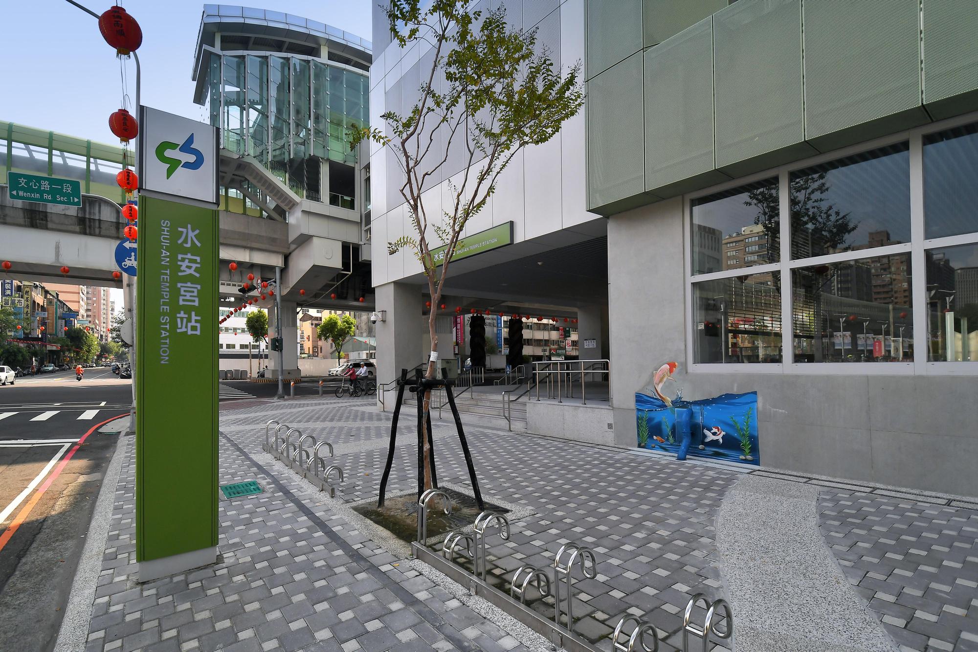 捷運雙軸線、文心路和市政路雙軸線，交通大便利，加上附近綠地豐沛，像是惠來公園、惠順公園、文心森林公園等，生活機能超優。
