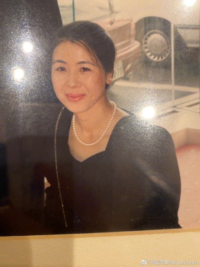福原愛的母親千代從小嚴格教育福原愛，與她形影不離，目前和福原愛一家人一起住在台灣。（翻攝自福原愛微博）