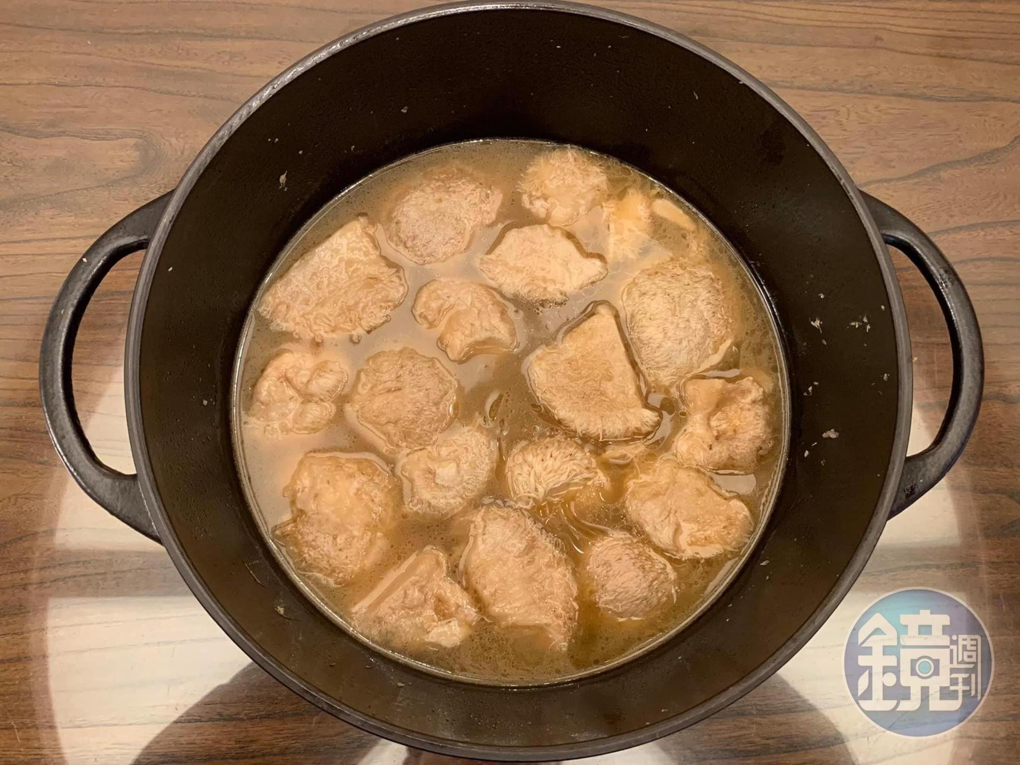 「麻油薑泥雞湯猴頭菇」的烹調簡單,口感柔嫩,適合做給牙口不好的老人家享用。
