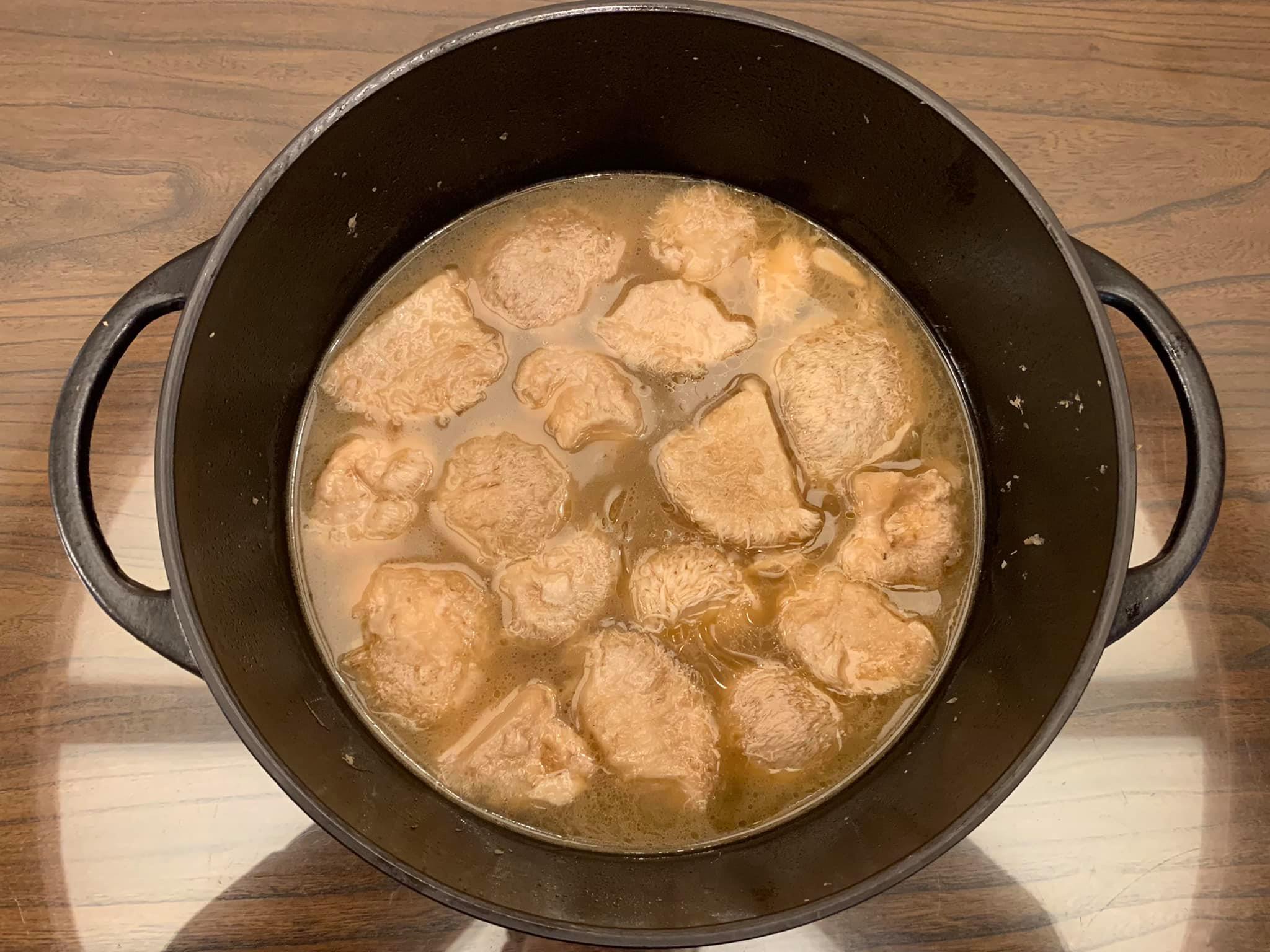 「麻油薑泥雞湯猴頭菇」的烹調簡單，口感柔嫩，適合做給牙口不好的老人家享用。