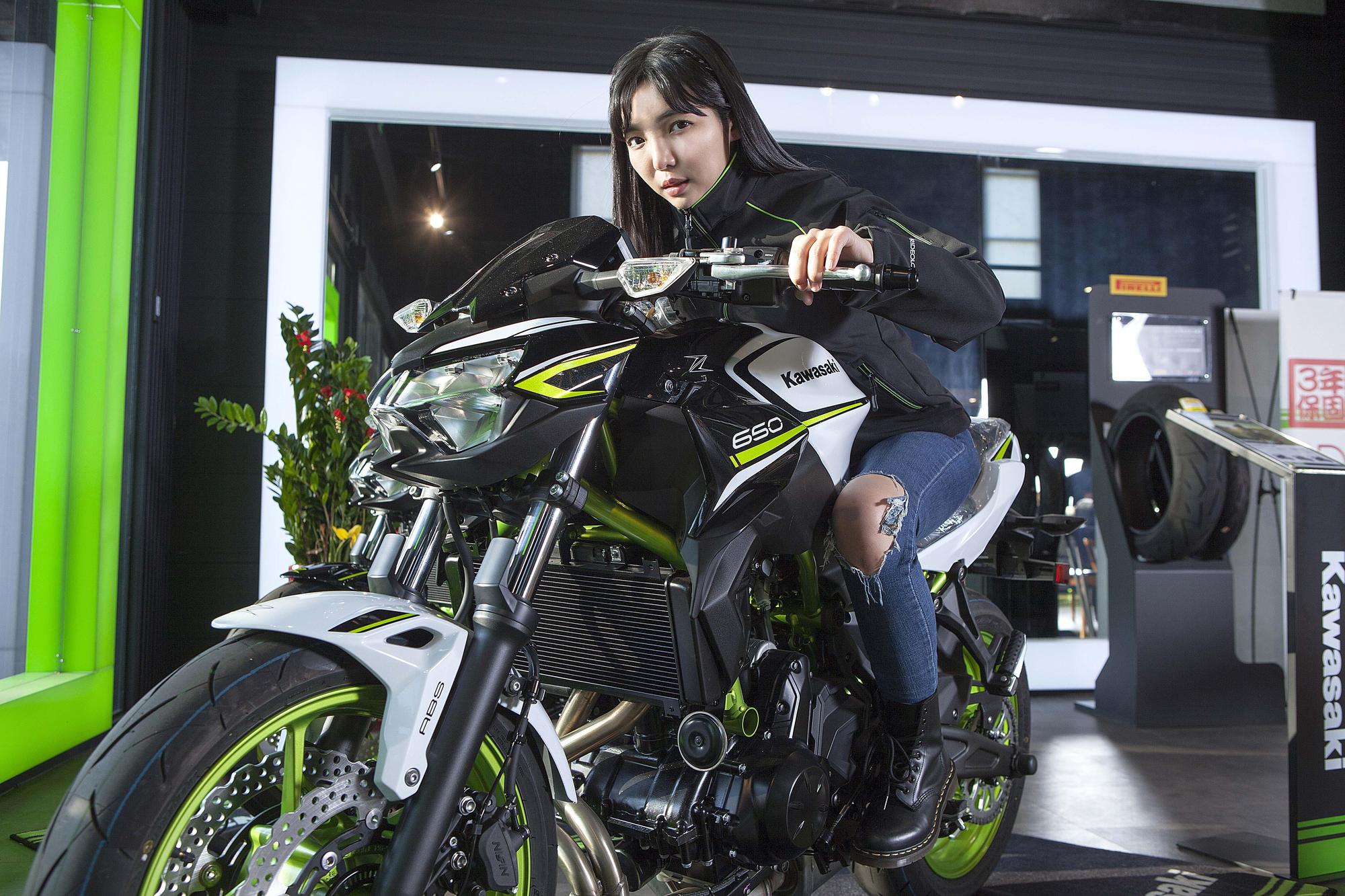 Kawasaki Z 650重新設計的雙座墊提高了駕駛者與乘客的舒適度,僅79公分的座高也讓重機更親民。