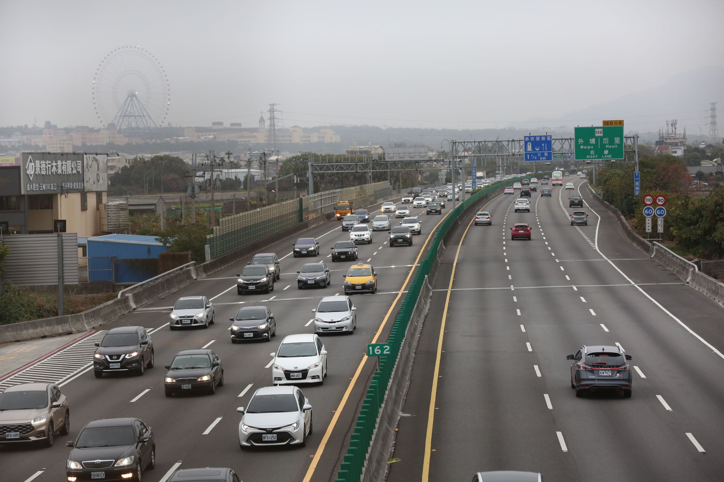 明天即將展開228連假，今天傍晚國道已湧現首波南下返鄉出遊車潮。圖為示意圖。（本刊資料照）