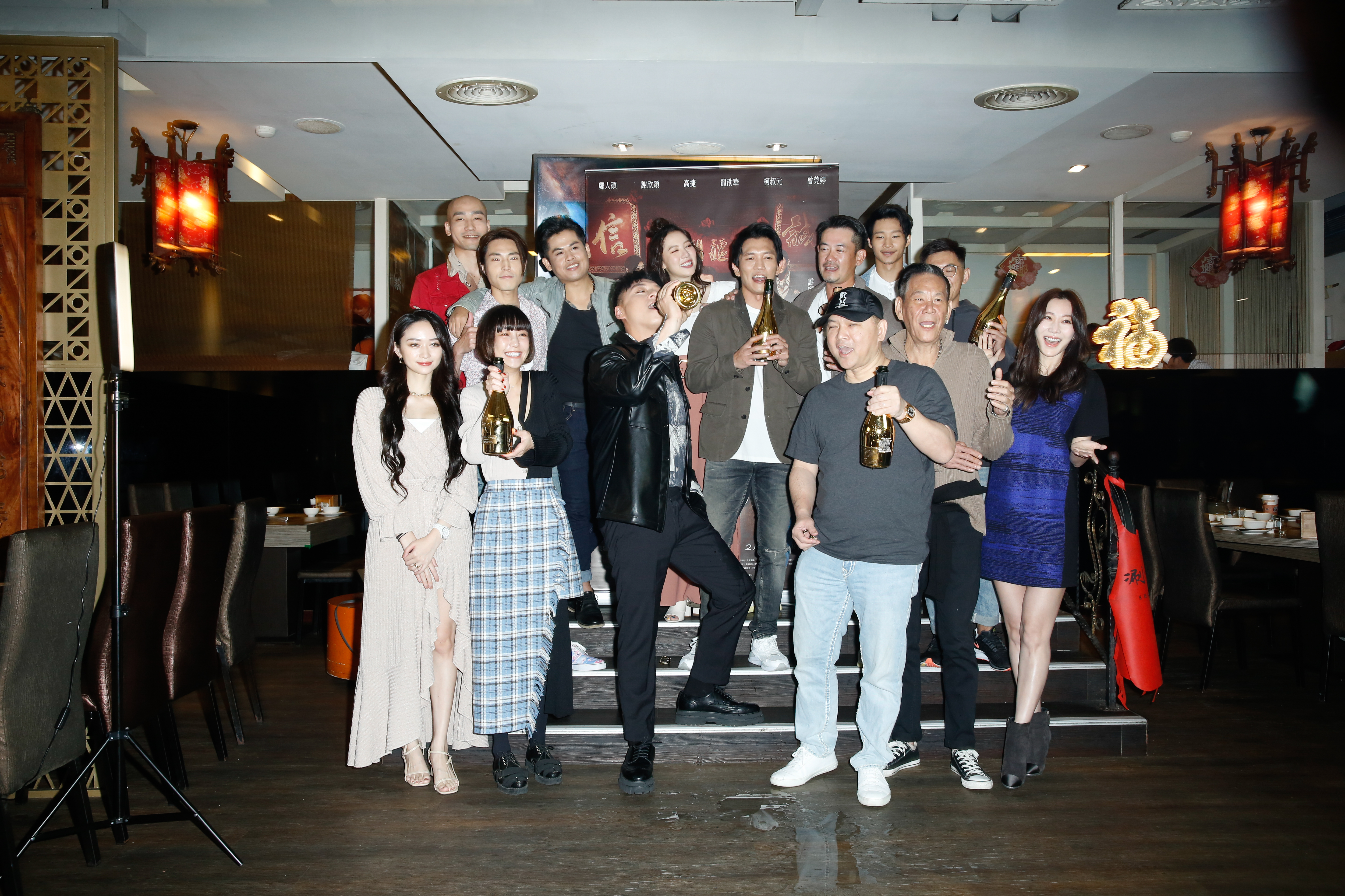 《角頭-浪流連》票房已突破1.3億,監製張威縯率劇組成員開香檳慶祝。