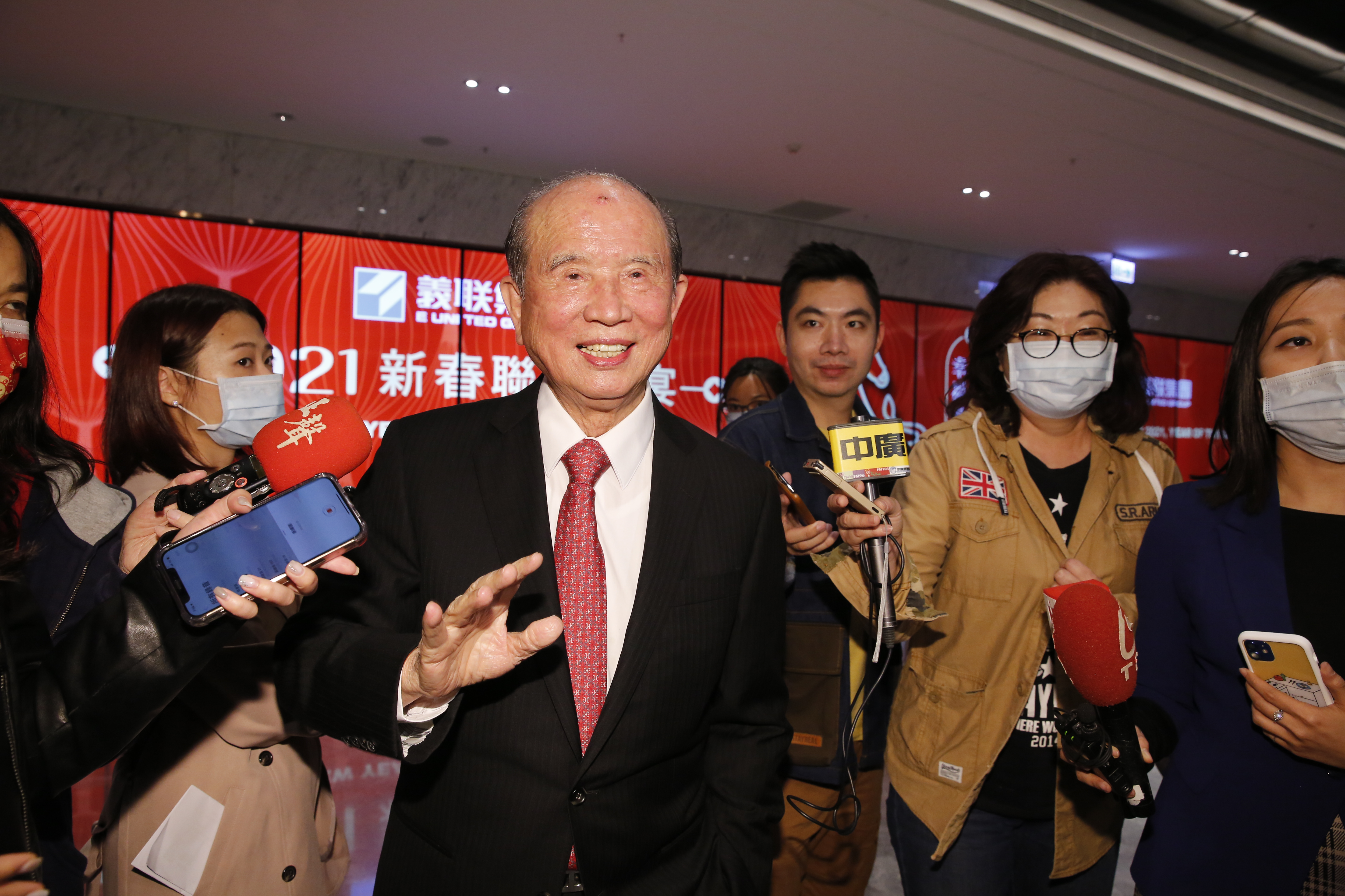 林義守（中）參加義联集團春酒，表示將在屏東投資130億元，打造全方位的健康生活園區。