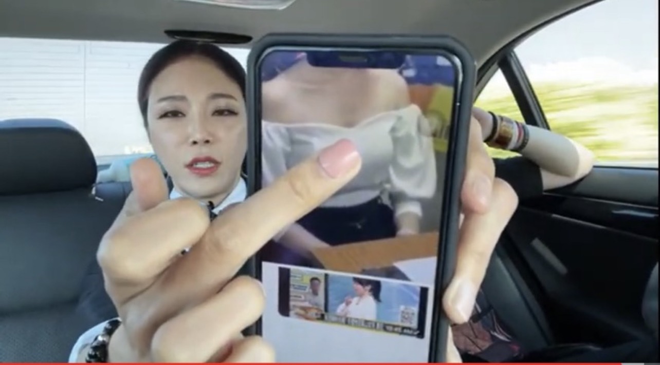 高鈞鈞持「霸氣安安」的照片，在直播中用中指比向她的胸部做文章，讓對方遭受網友公審。（翻攝「高鈞鈞」臉書）