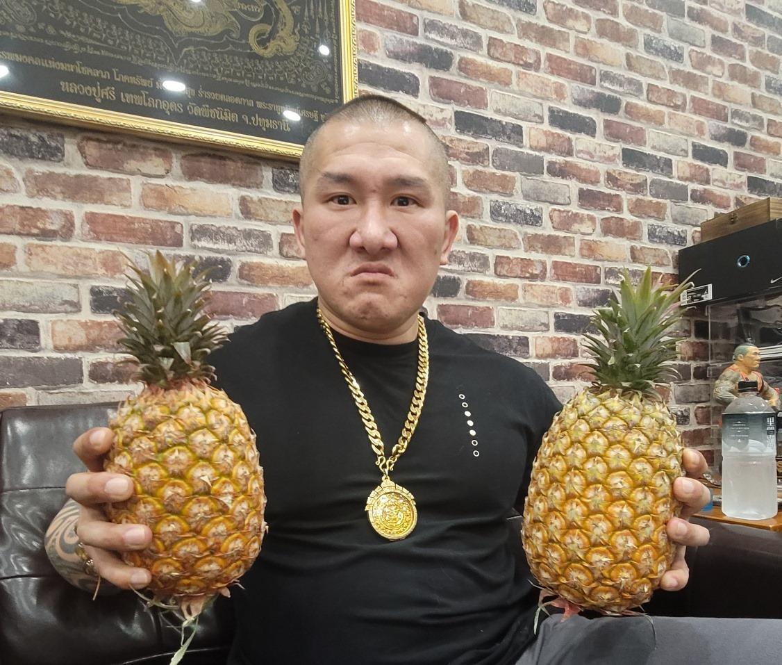 對於中國禁運台灣鳳梨事件，館長陳之漢花50萬力挺台灣鳳梨，並嗆「不要欺負台灣人」。（翻攝自館長臉書）
