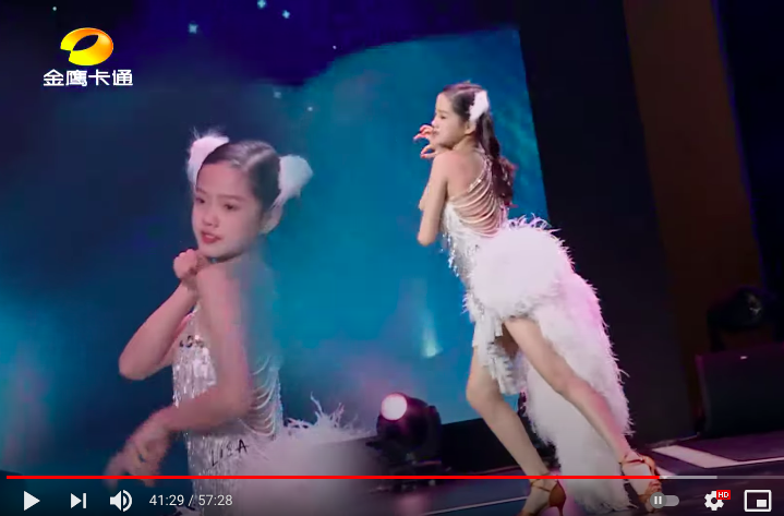 張思捷熱愛練舞,對表演很有要求會練習到滿意為止,12歲的她纖腰長腿跳起舞來頗具架勢,毫不遜色大人。(翻攝《跳舞吧少年Let's Dance!》節目畫面)