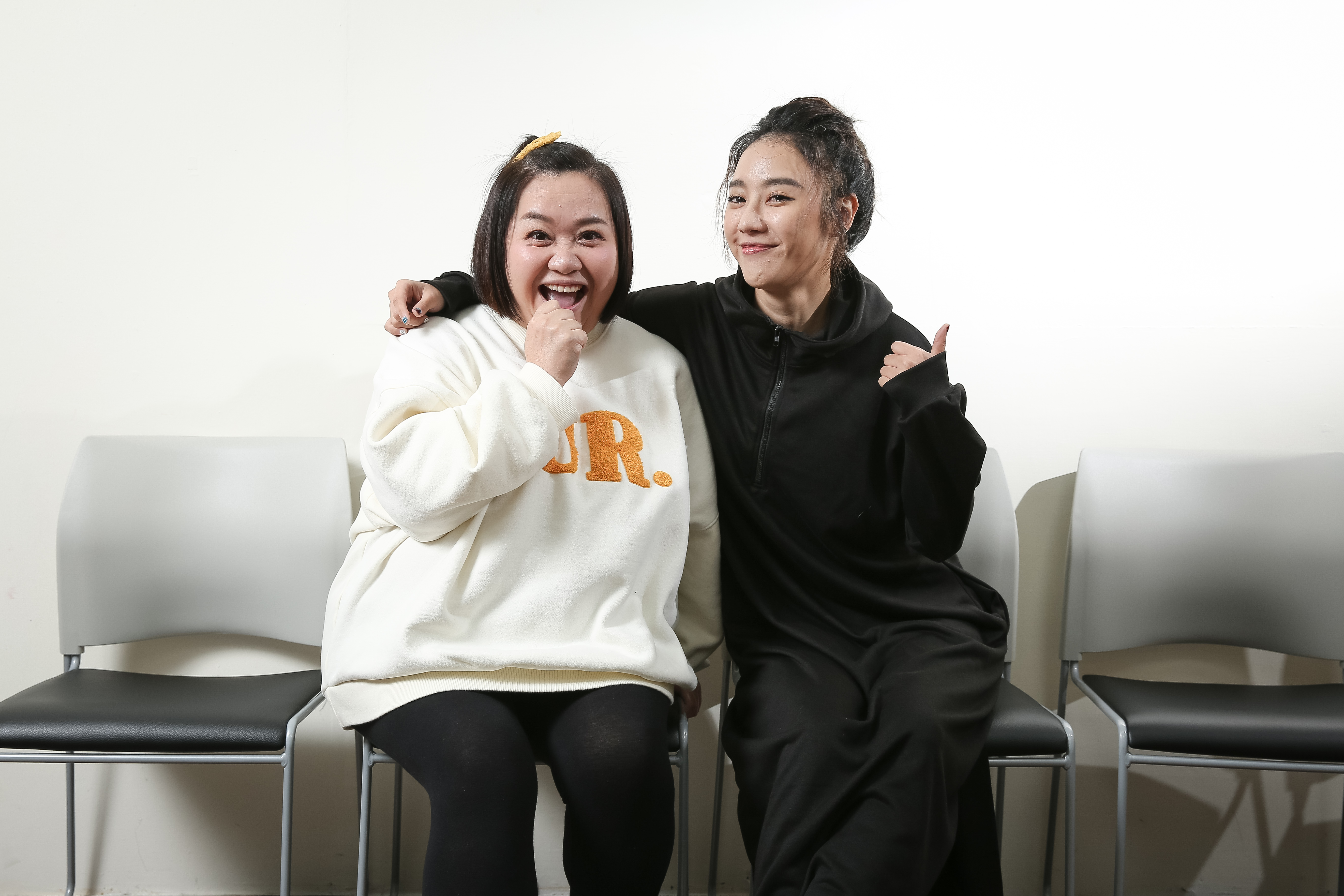 方宥心(右)將在綠光音樂劇《結婚!結昏?辦桌》飾演鍾欣凌(左)的姐姐,讓不少粉絲期待看到兩人的精彩互動。(本刊資料照)