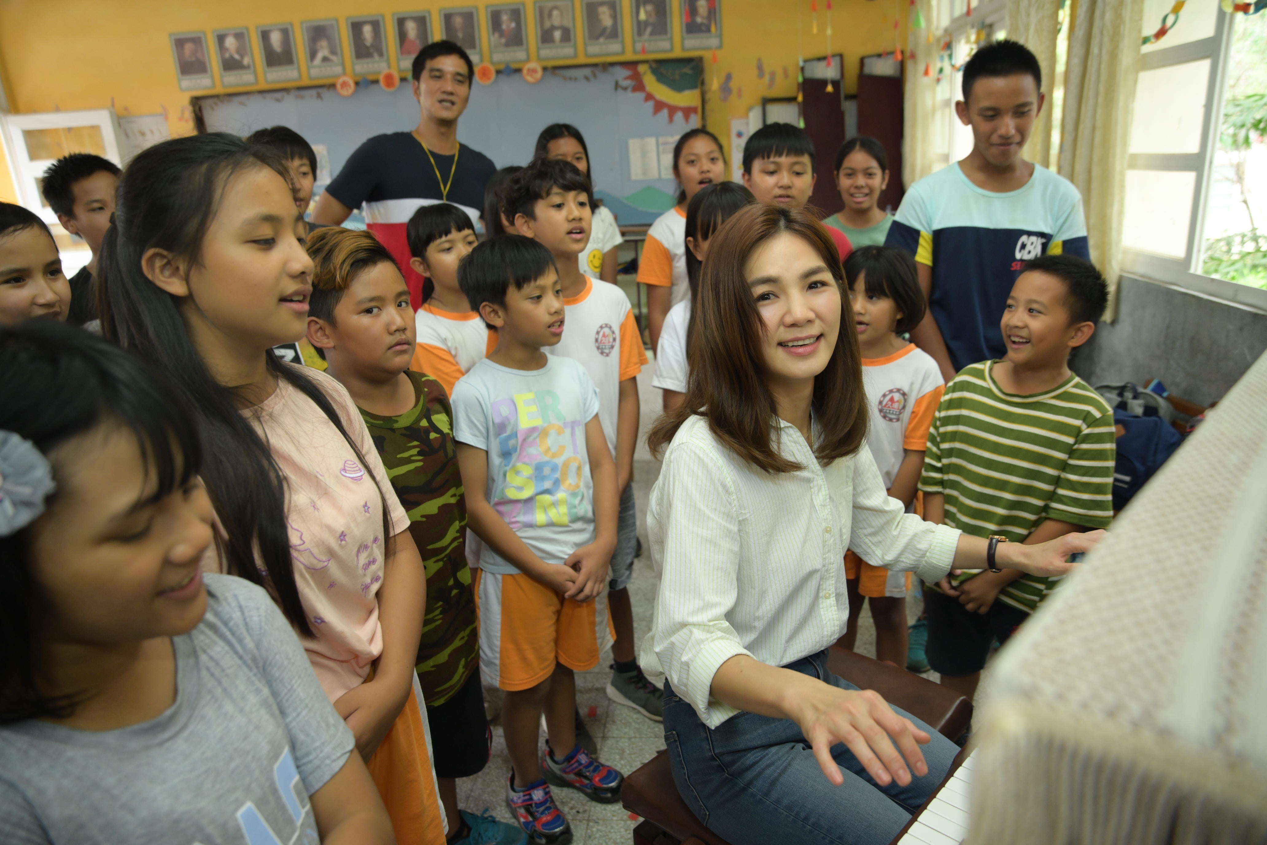 戲外的Ella一直給人歡樂親切的形象，但《聽見歌 再唱》打破慣例，除了要扮演外在嚴肅的音樂老師，還要苦練鋼琴。（華納兄弟提供）