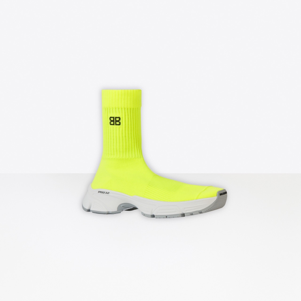 螢光黃SPEED 3.0 運動鞋 NT$28,200。（Balenciaga提供）