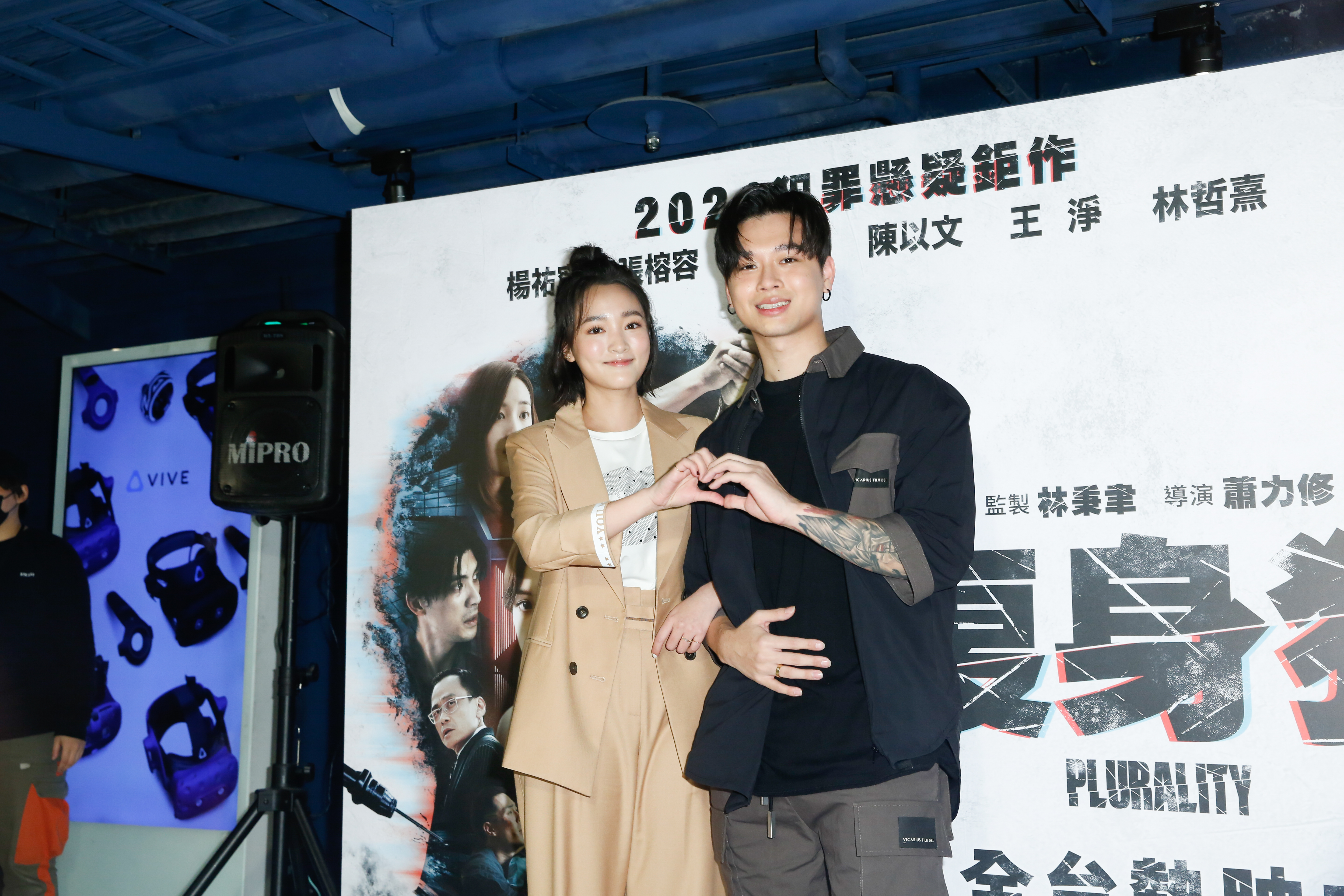 王淨（左）與高爾宣為《複身犯》擔任一日店長賣電影票，兩人不排除未來合作機會。