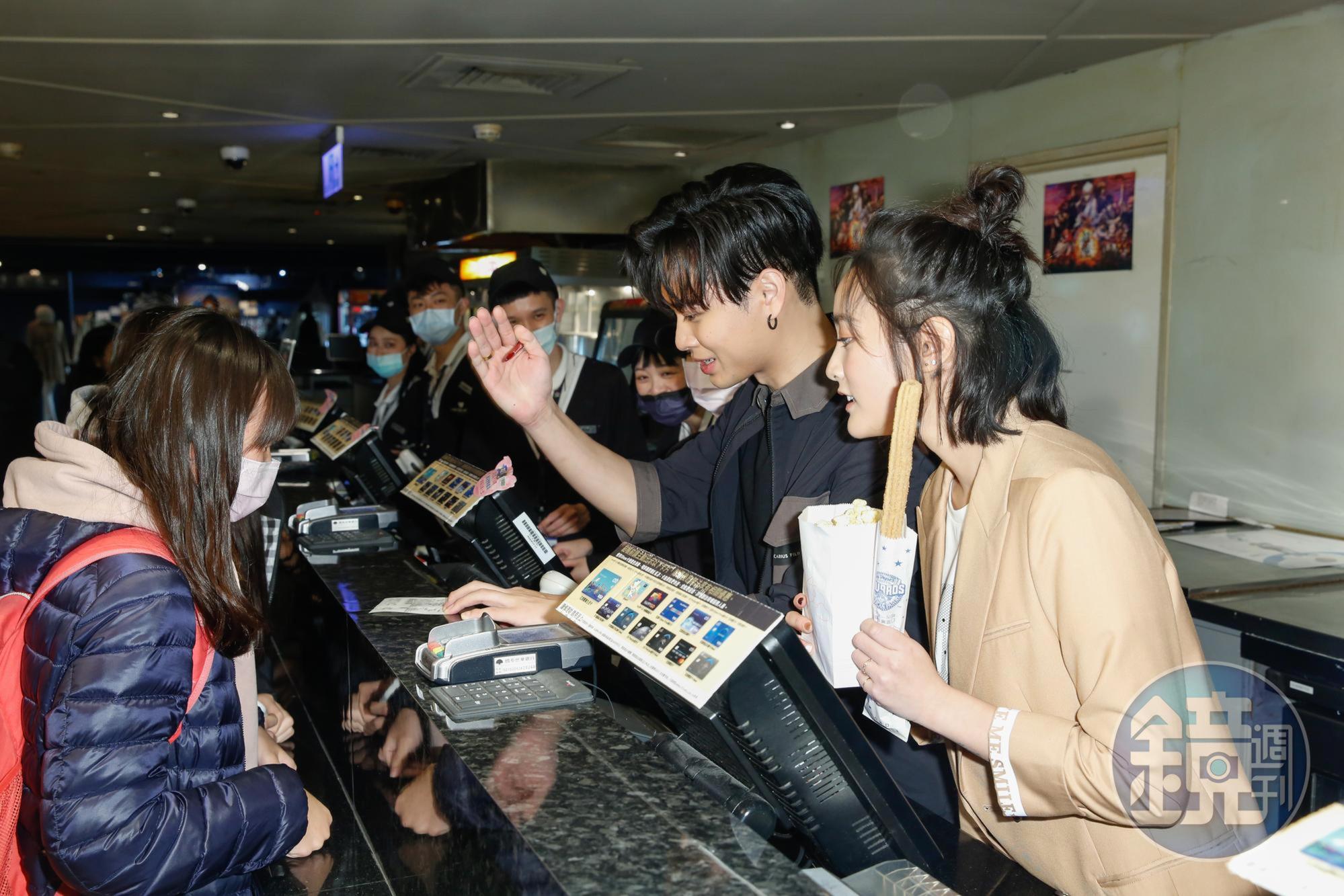 多達300位粉絲到場由王淨及高爾宣服務購票，早上8點就有人來搶頭香排隊。