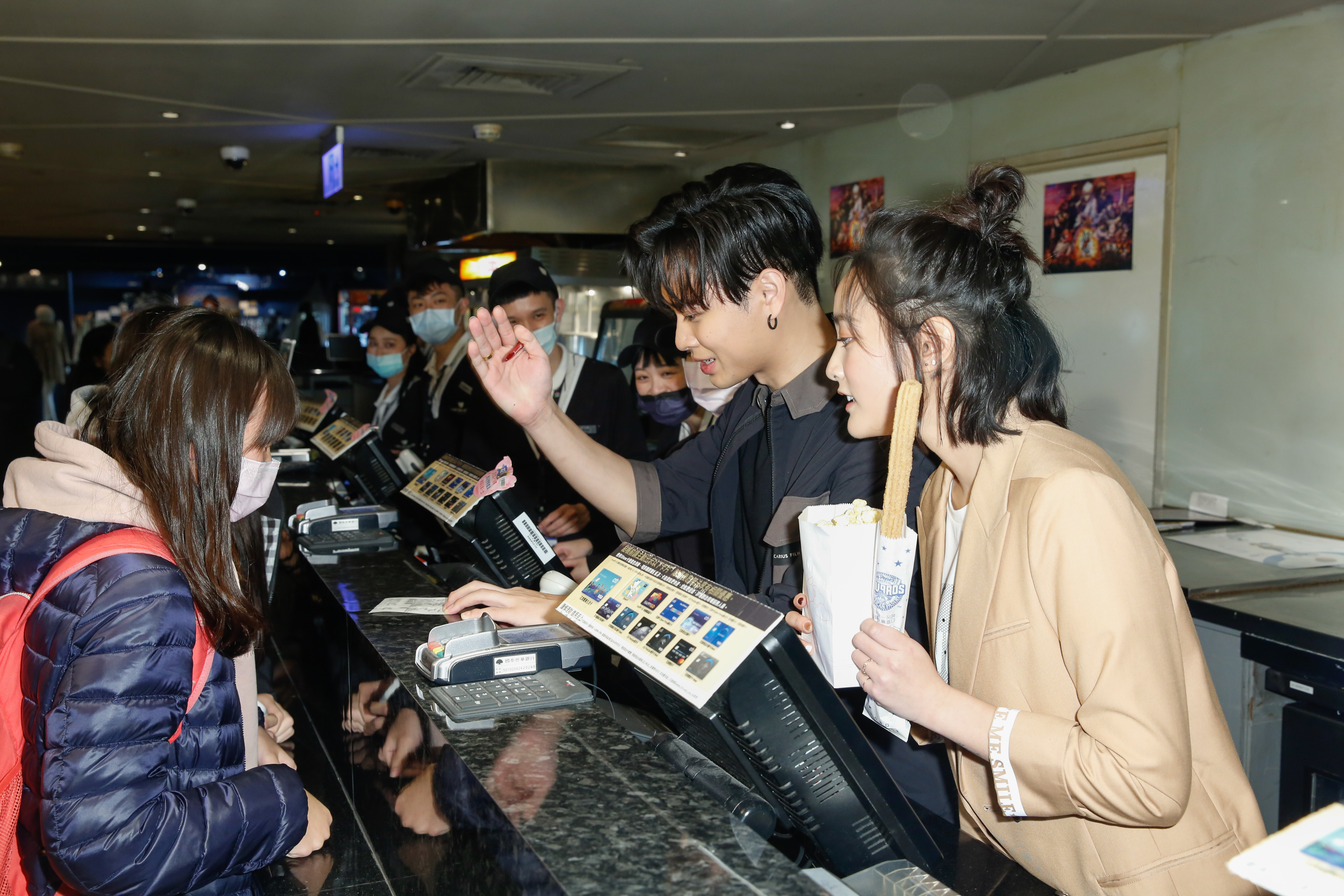 多達300位粉絲到場由王淨及高爾宣服務購票，早上8點就有人來搶頭香排隊。
