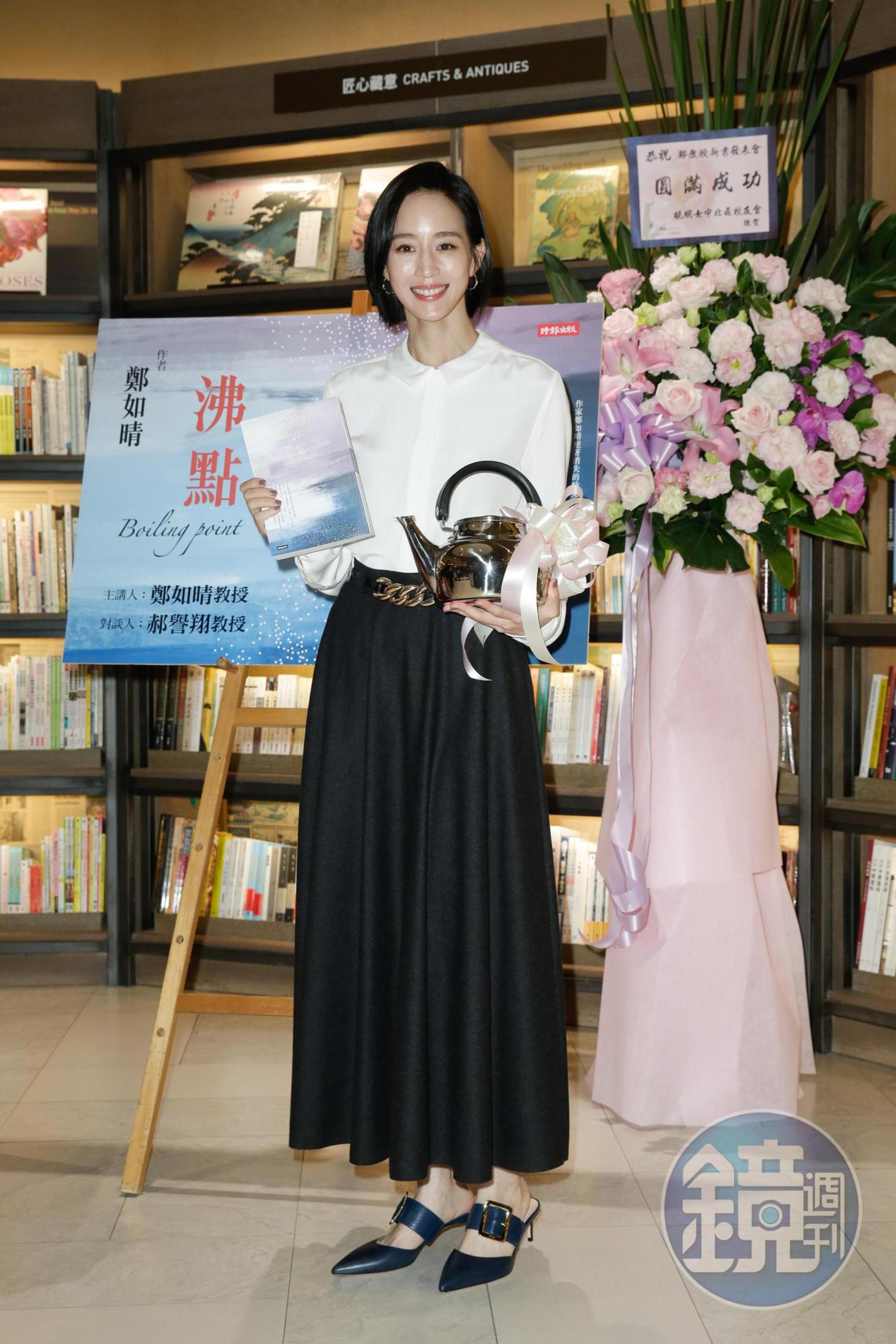 張鈞甯送上不鏽鋼水壺,祝媽媽的新書大賣。