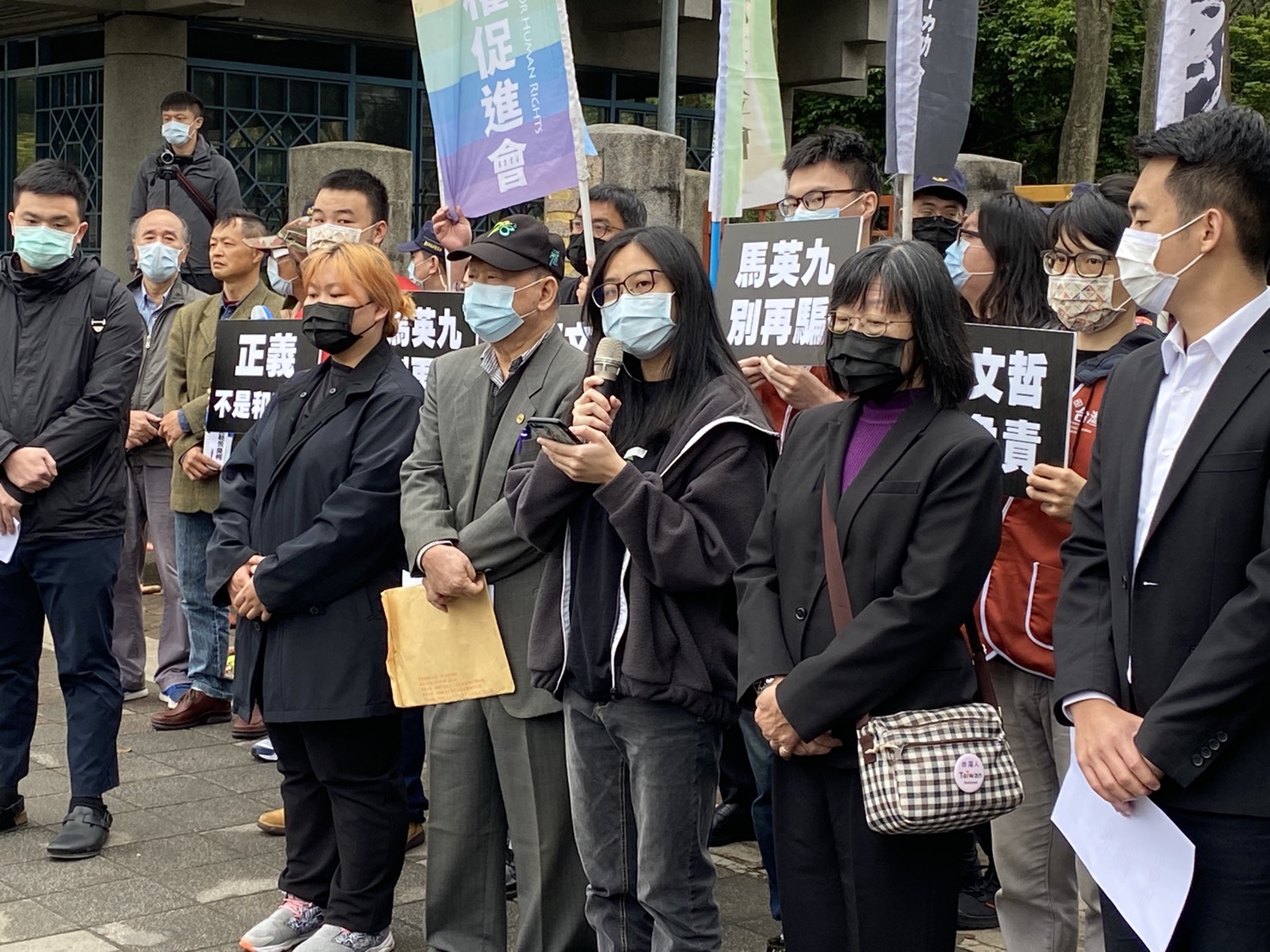 數個NGO民間團體上午召開記者會，痛批馬英九與柯文哲消費二二八議題。