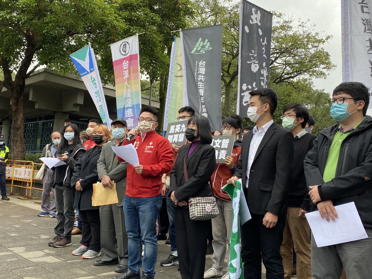 對於邀請馬英九致詞以及柯文哲的一日北高紀念方式，民間團體上午開記者會痛批消費歷史。