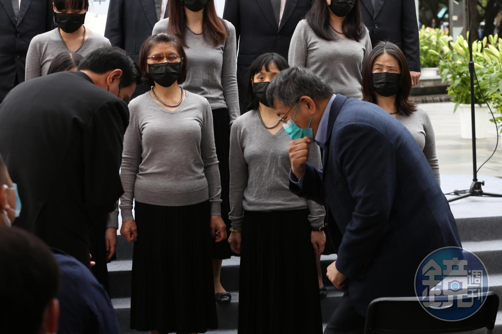 柯文哲（右）結束單車行程後，下午回到台北市二二八紀念會，席間和馬英九（左）致意。