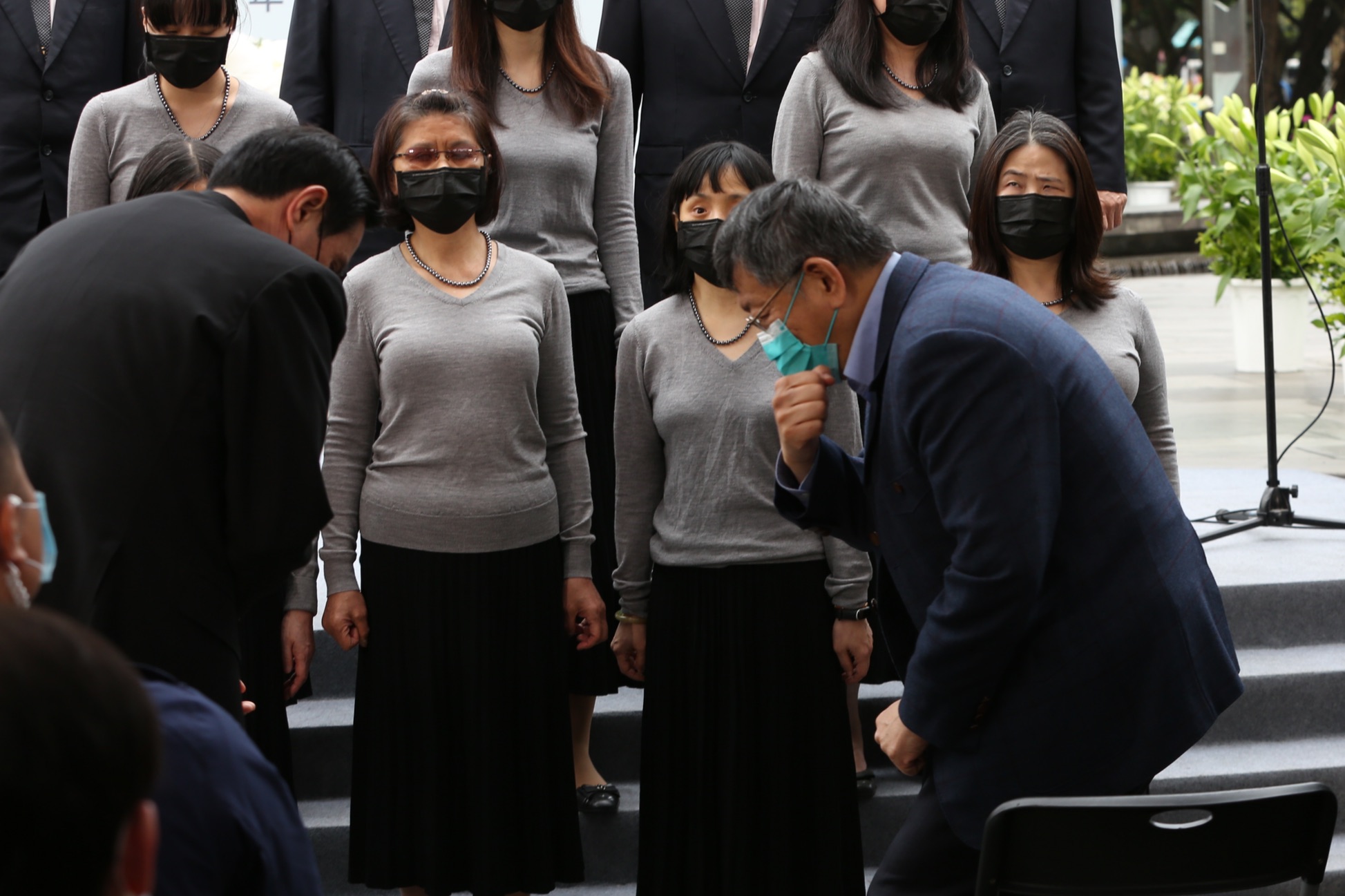 柯文哲（右）結束單車行程後，下午回到台北市二二八紀念會，席間和馬英九（左）致意。
