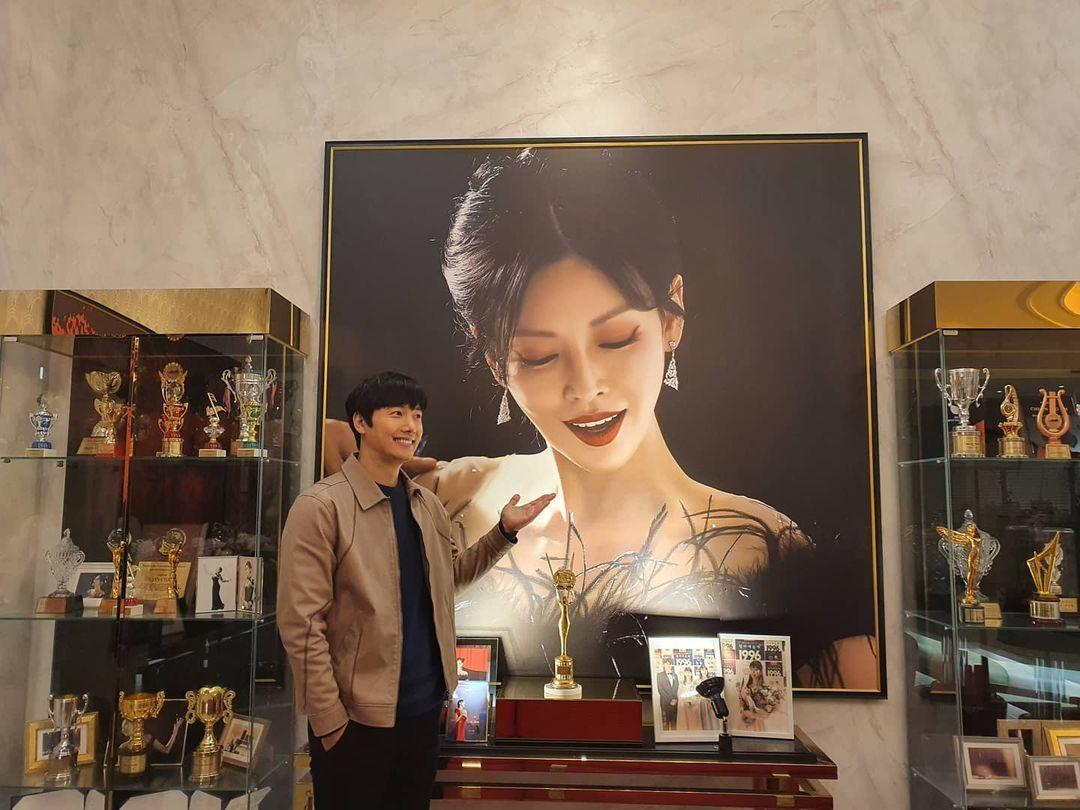 李尚禹發IG請大家支持愛妻金素妍正主演的《Penthouse上流戰爭 第二季》。(翻攝自李尚禹IG)