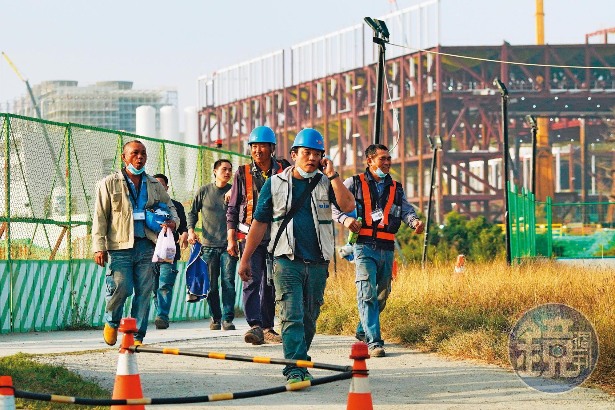 科技業回流建廠辦,工頭帶領底下工人四處趕工的情況已是常態。