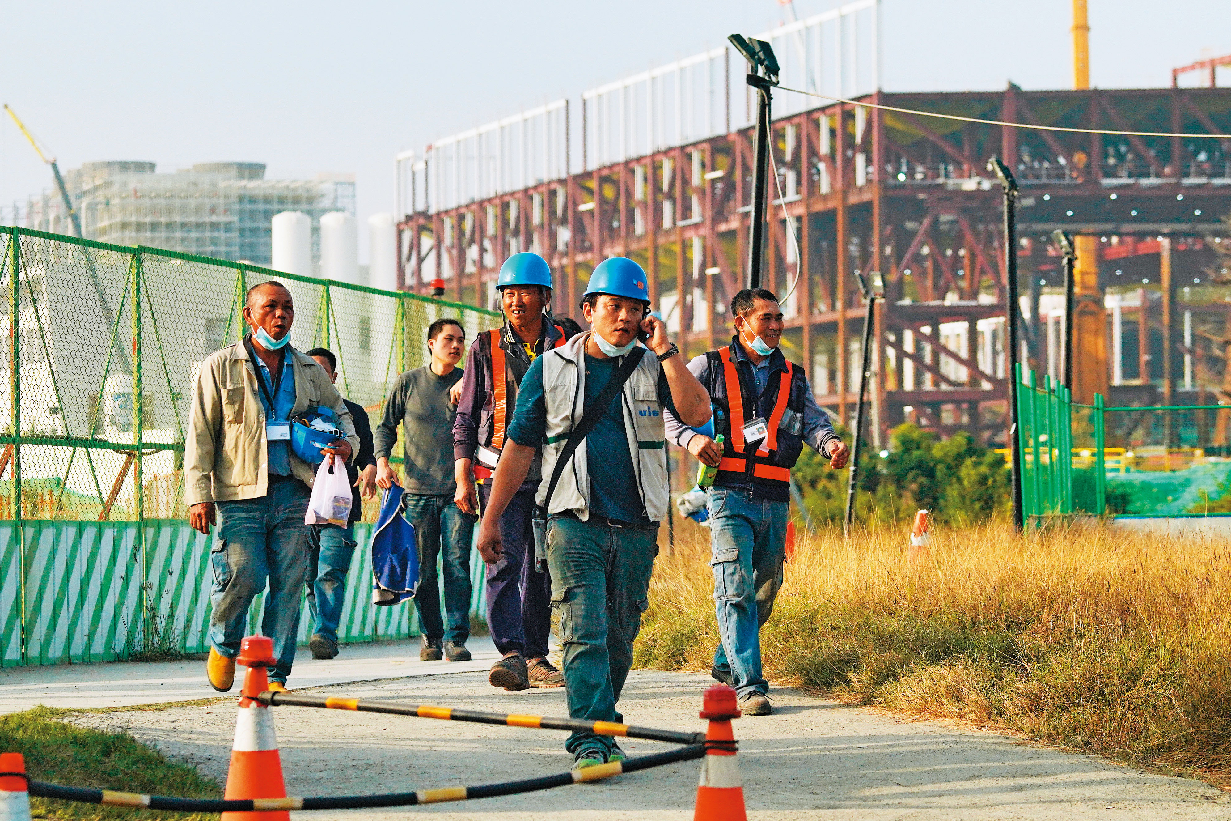 科技業回流建廠辦，工頭帶領底下工人四處趕工的情況已是常態。