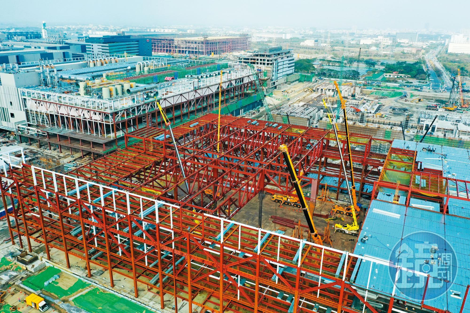 台積電趕工建廠,在移工不來的情況下,只好開出營建業難望項背的工作條件搶人。
