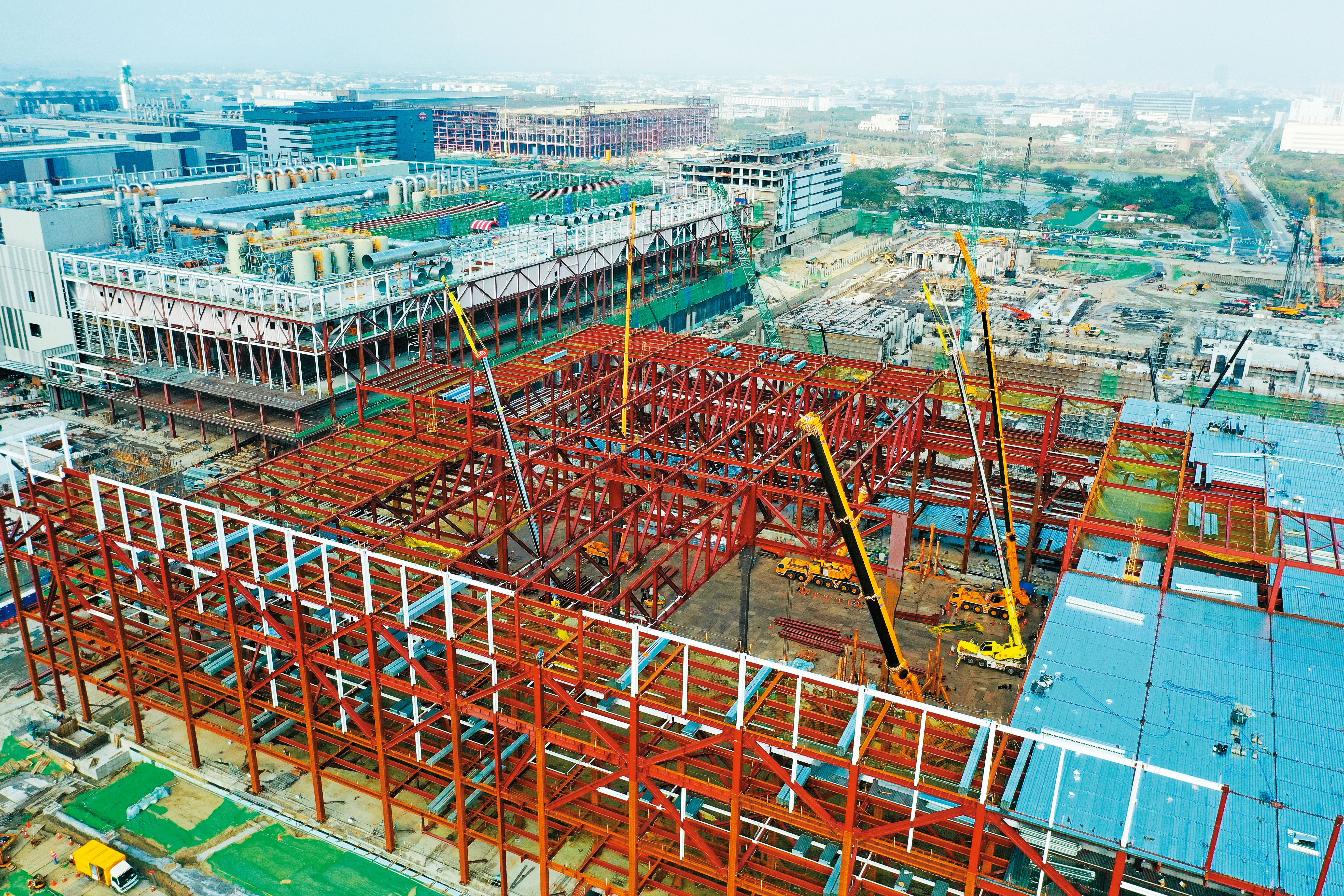 台積電趕工建廠，在移工不來的情況下，只好開出營建業難望項背的工作條件搶人。