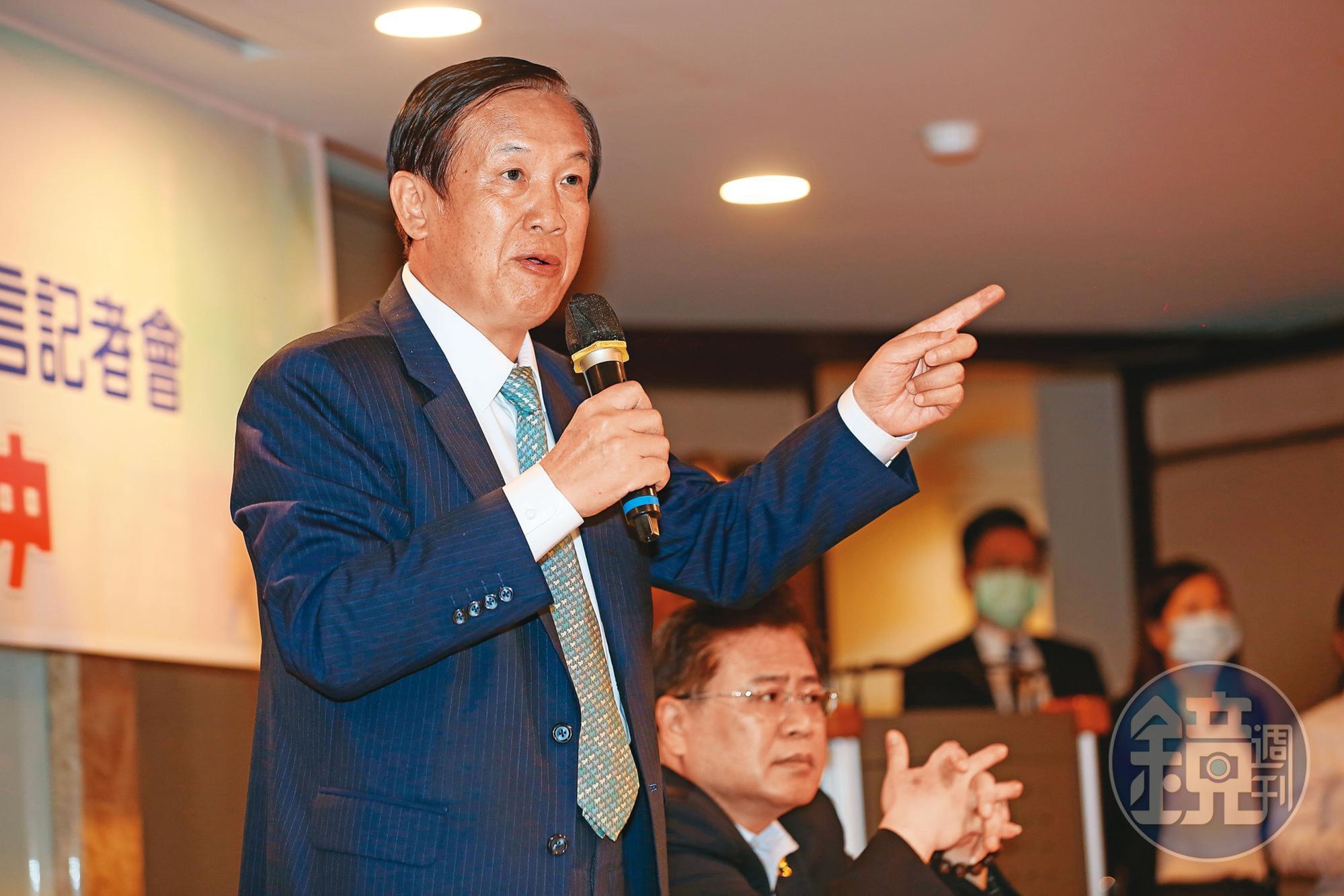 全國商總主席賴正鎰(前)擔心,開發建案的利潤逐漸縮水,市場上轉攻土地買賣的建商會越來越多。