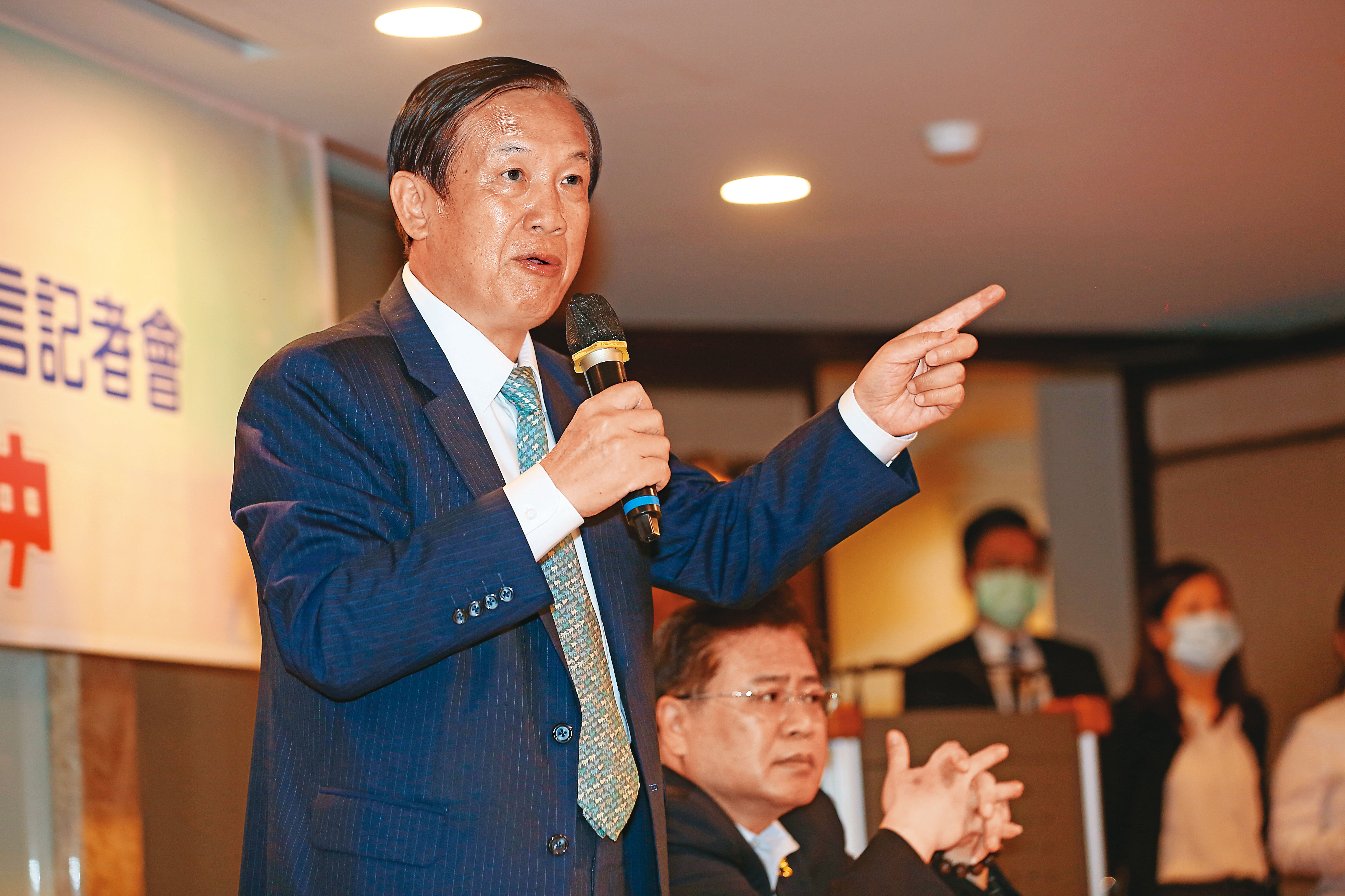 全國商總主席賴正鎰（前）擔心，開發建案的利潤逐漸縮水，市場上轉攻土地買賣的建商會越來越多。