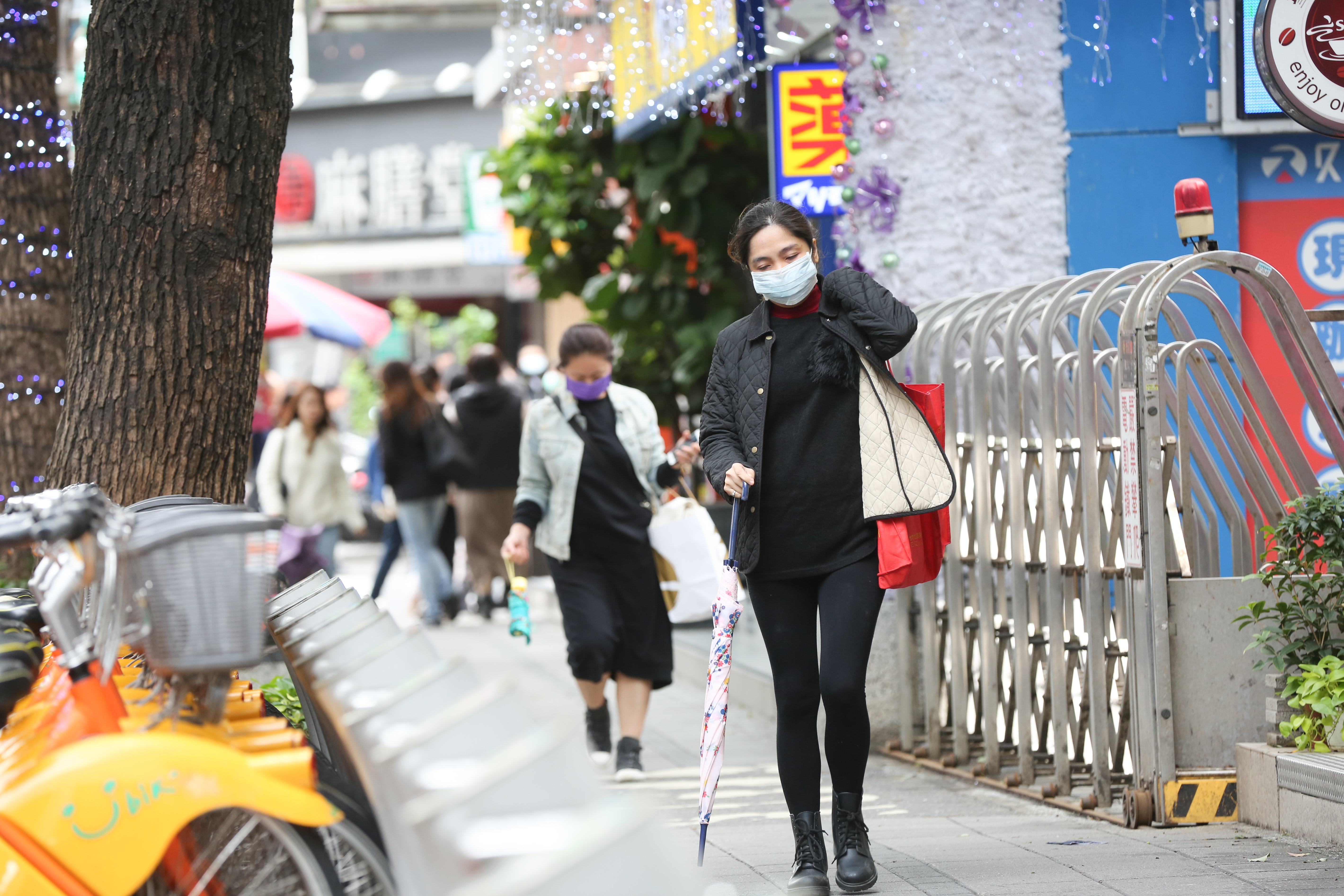 把握收假日出遊好天氣，明（2日）起開工隨東北季風報到轉為有雨且高溫驟降10度。（本刊資料照）