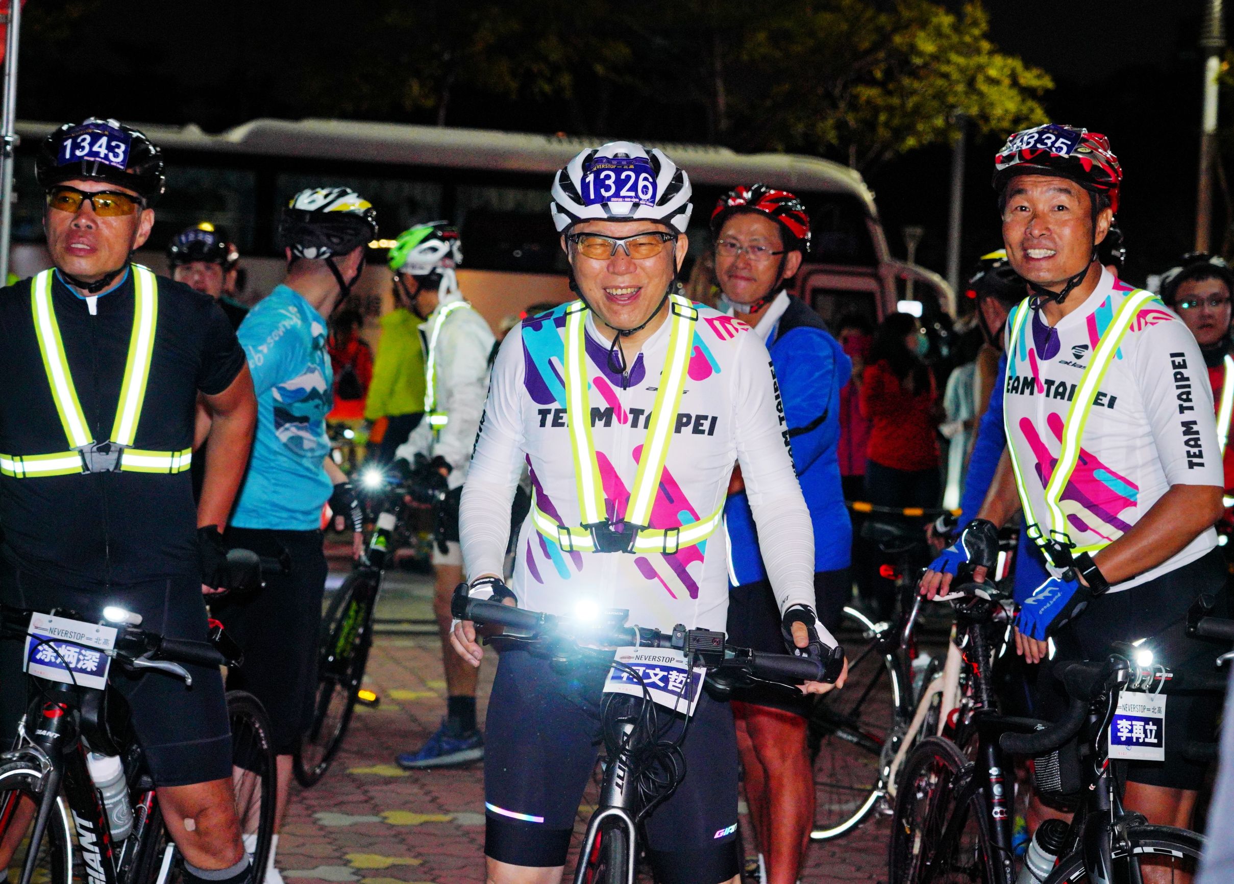 台北市長柯文哲昨日挑戰一日北高，不過因為身體疲累等問題，行程大延遲。